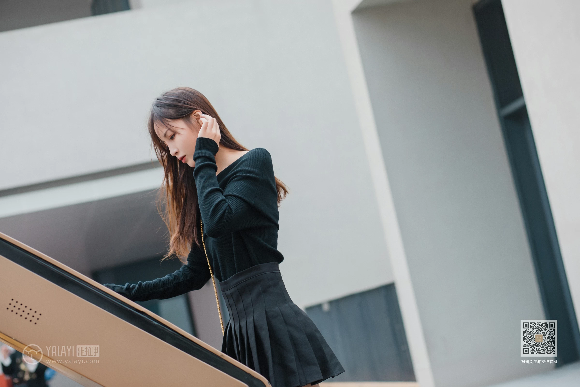 [YALAYI雅拉伊]Vol.520 广漂女孩儿 小五 黑色抹胸上衣加黑色短裙性感私房写真集第11张