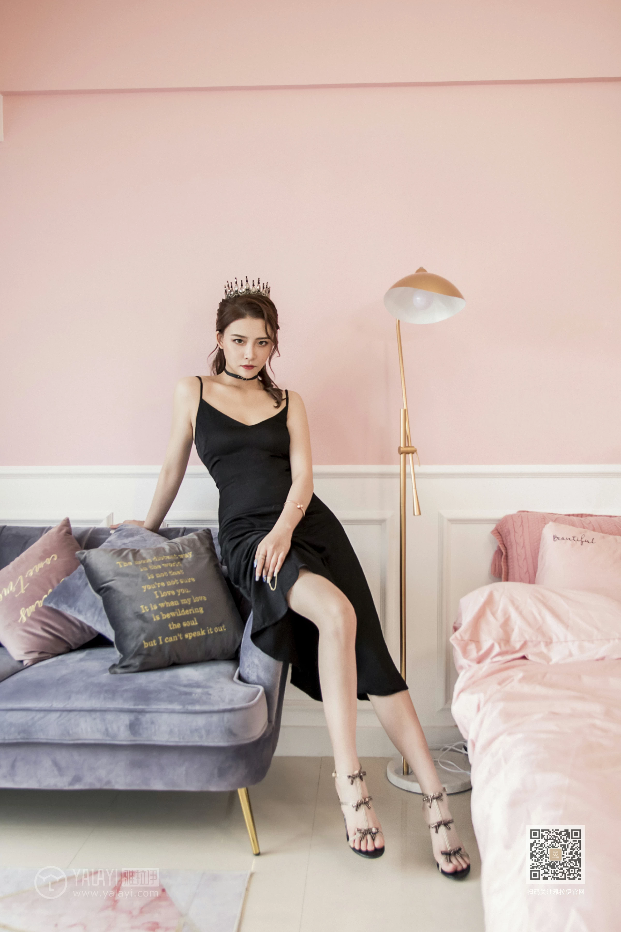 [YALAYI雅拉伊]Vol.525 我的女皇 赵洁 黑色吊带开叉连衣裙性感私房写真集第3张
