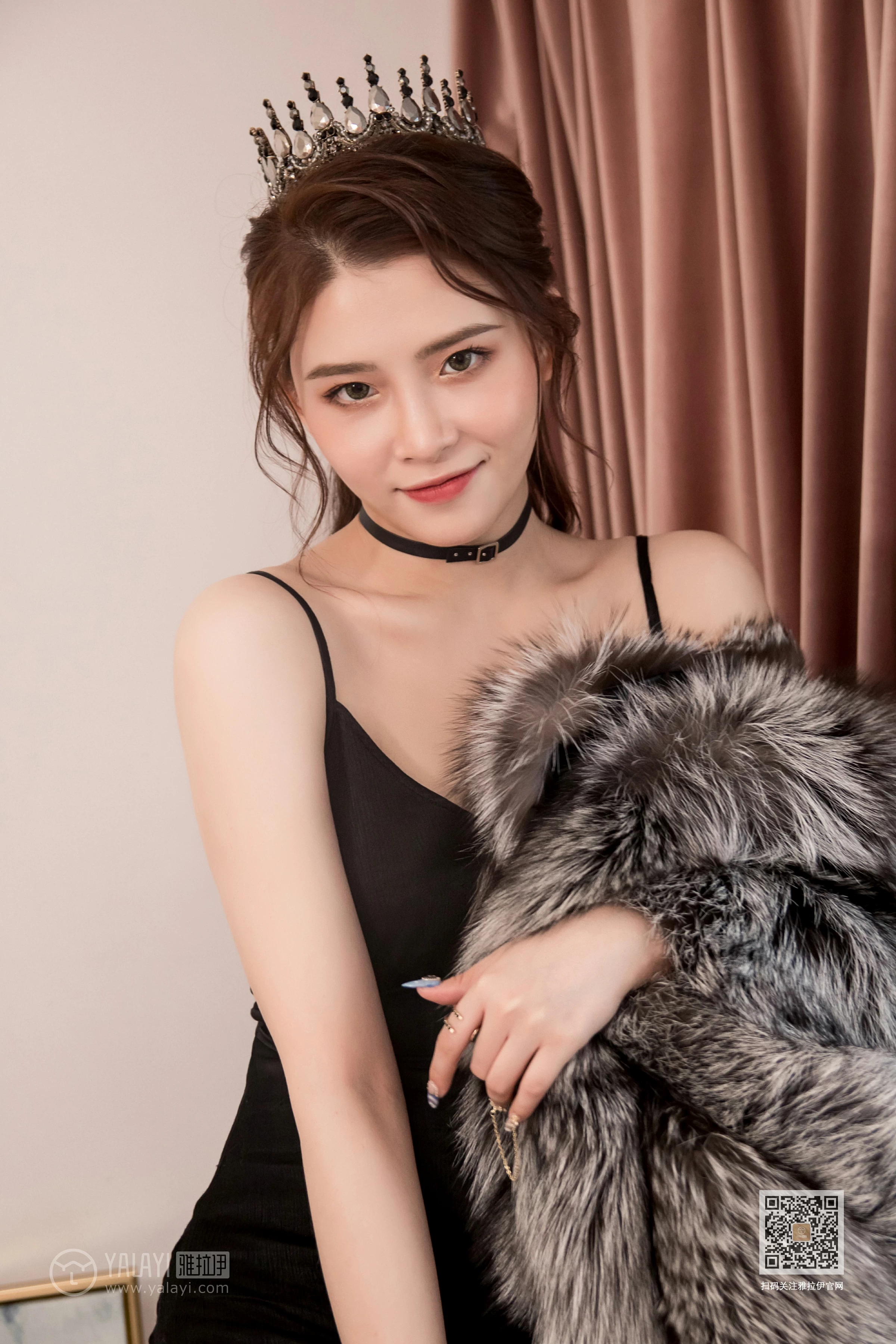 [YALAYI雅拉伊]Vol.525 我的女皇 赵洁 黑色吊带开叉连衣裙性感私房写真集第10张