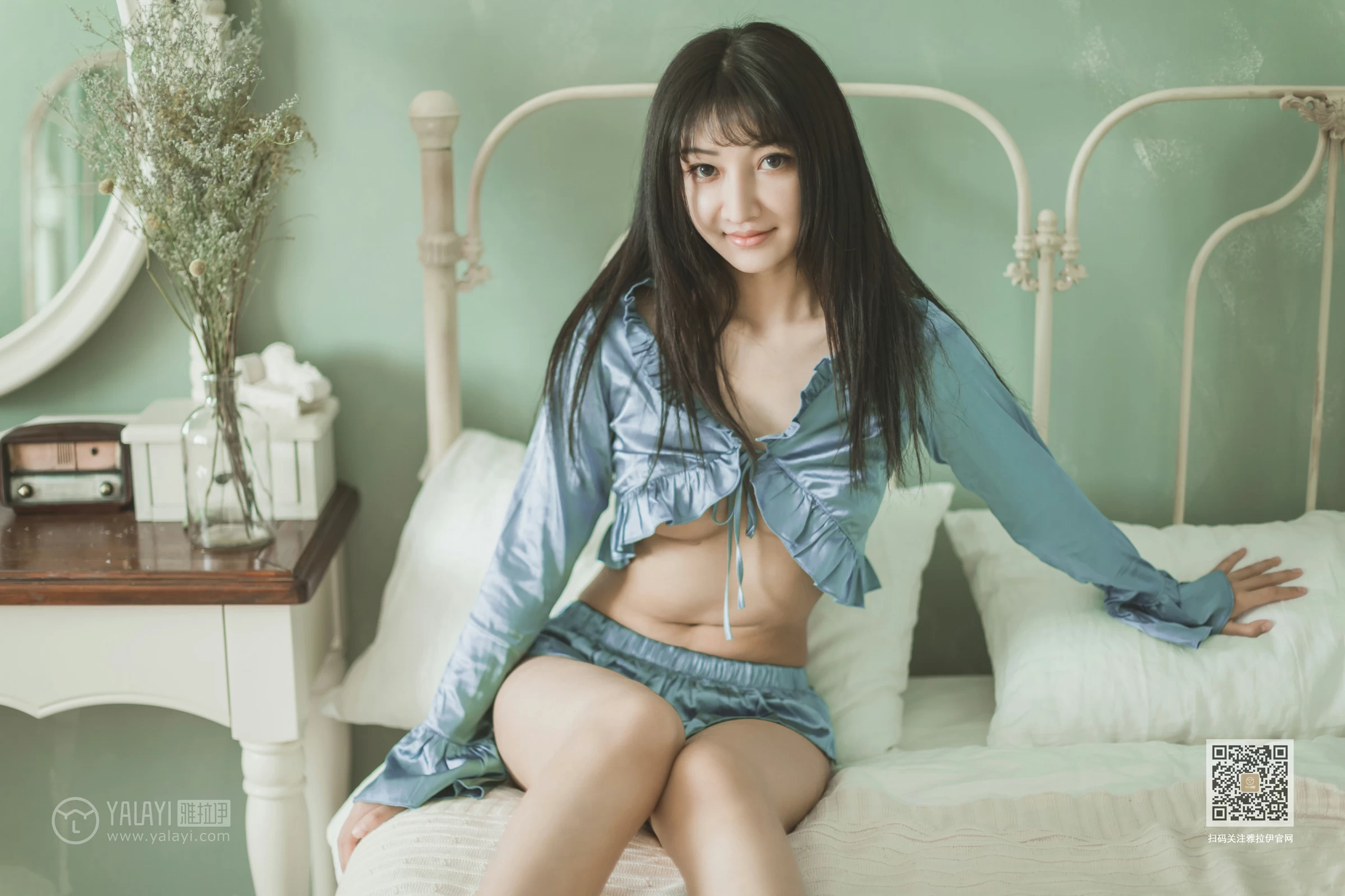 [YALAYI雅拉伊]Vol.527 坐我身边 韩熙 银色高腰上衣加情趣短裙性感私房写真集第8张