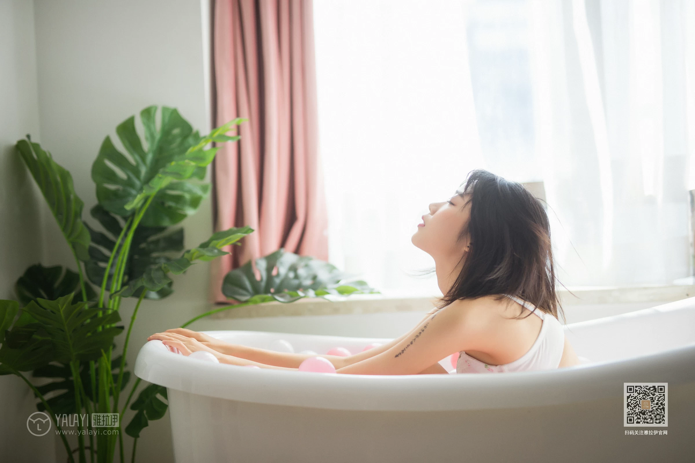 [YALAYI雅拉伊]Vol.528 缤纷阳光 粉粉 橙色卫衣加白色性感内衣私房写真集第11张