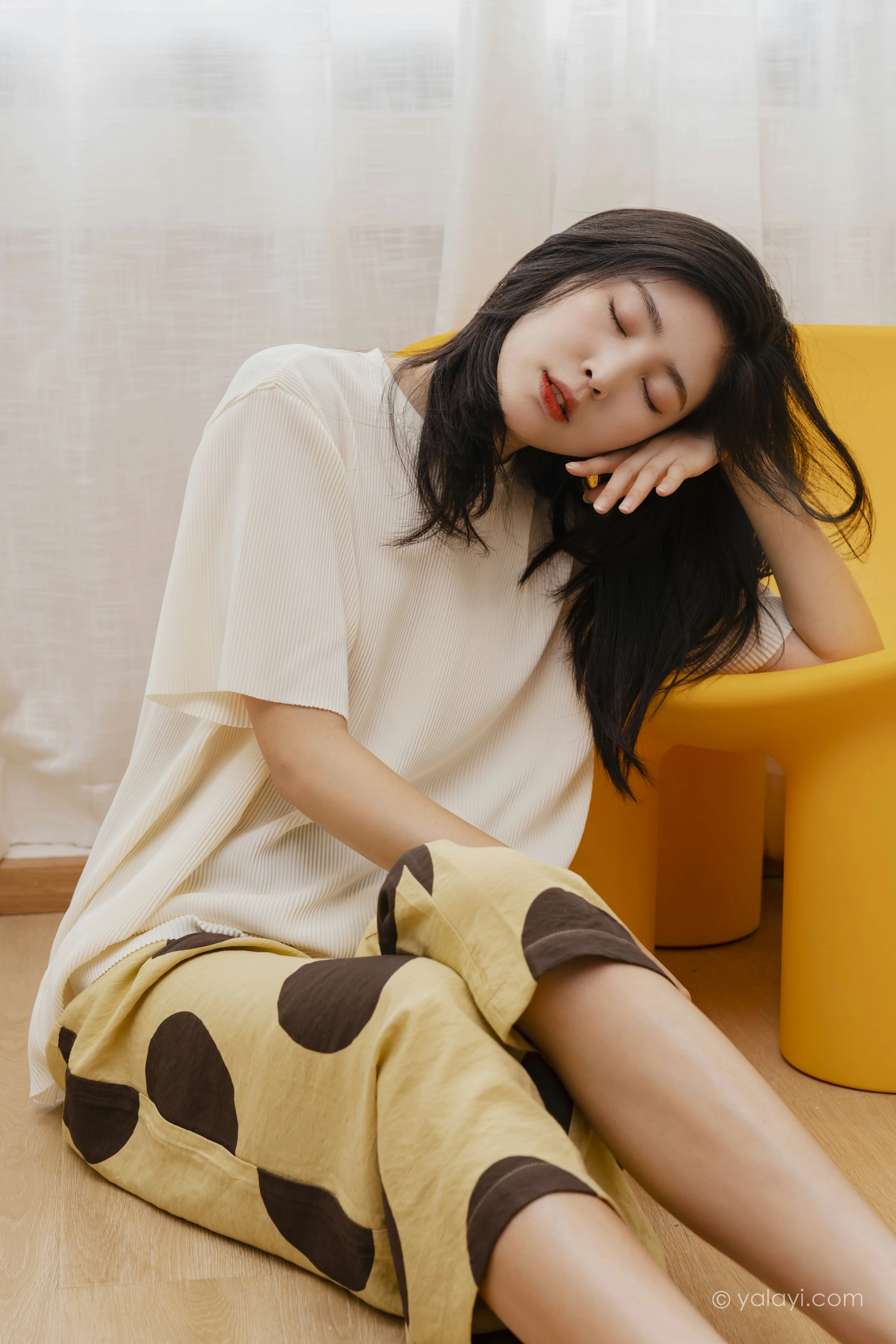 [YALAYI雅拉伊]NO.698 《亲爱的请放松》 苍儿 白色短袖加黄色短裤居家私房写真集第11张