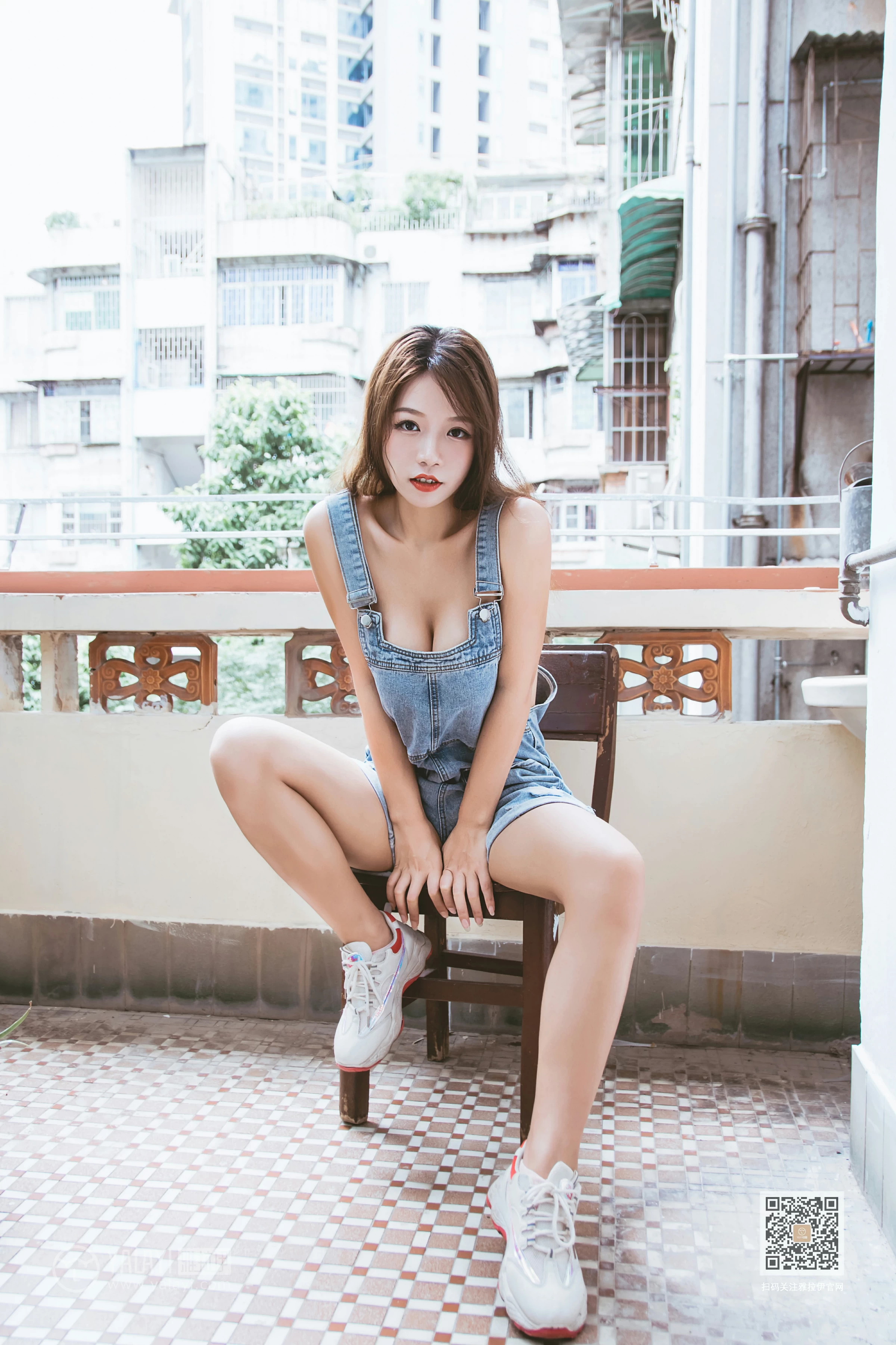 [YALAYI雅拉伊]Vol.541 真空牛仔裤 慧儿 背带连身短裤性感私房写真集第3张