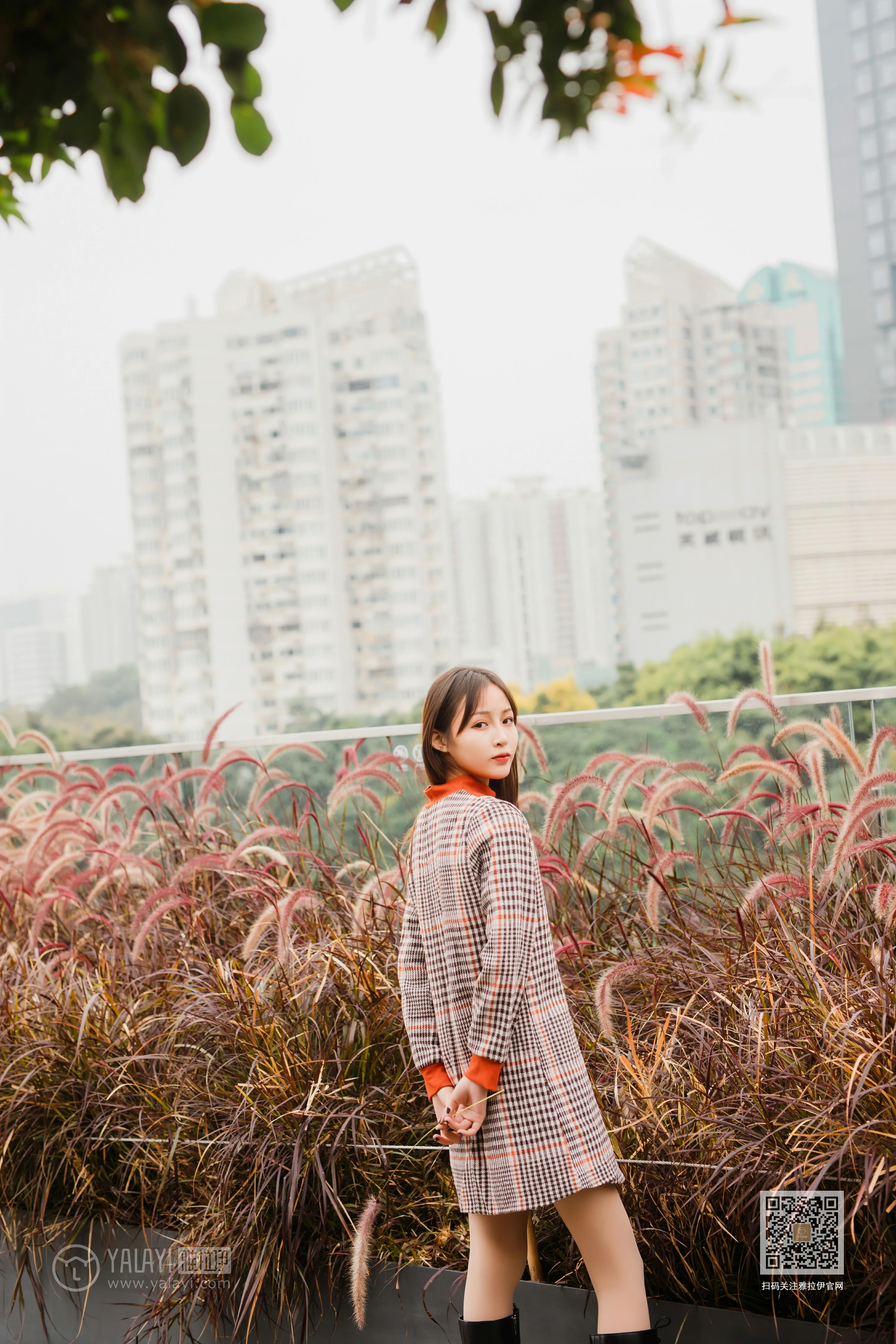 [YALAYI雅拉伊]Vol.543 郊游 小五 连身大衣加灰色长靴清纯私房写真集第5张