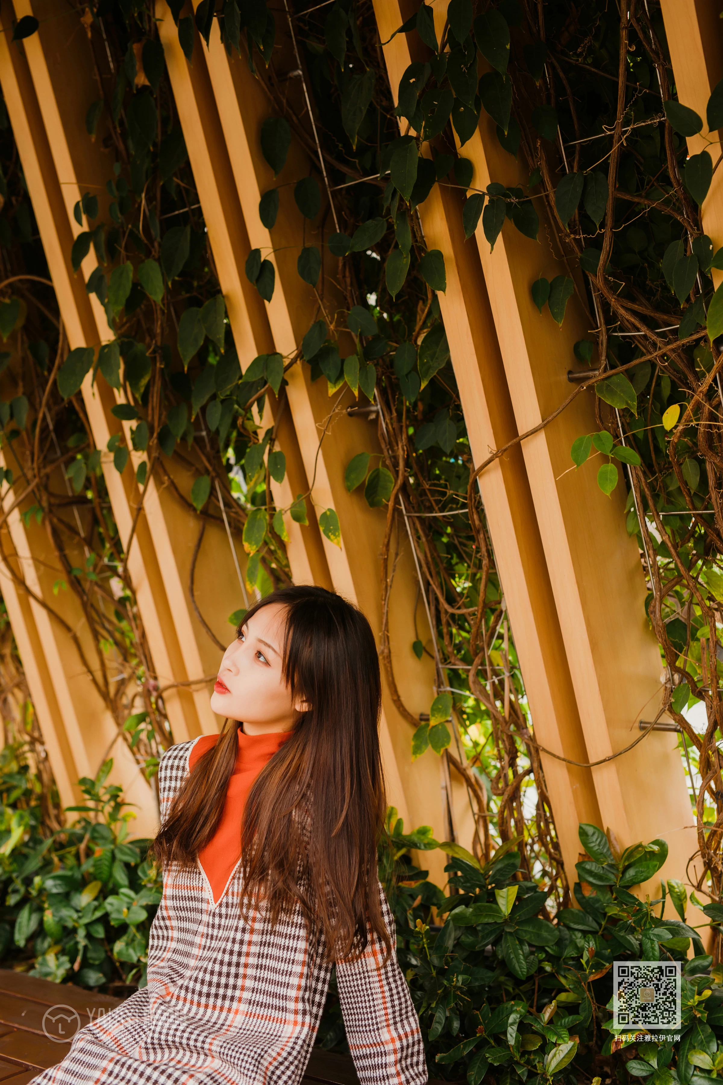 [YALAYI雅拉伊]Vol.543 郊游 小五 连身大衣加灰色长靴清纯私房写真集第7张