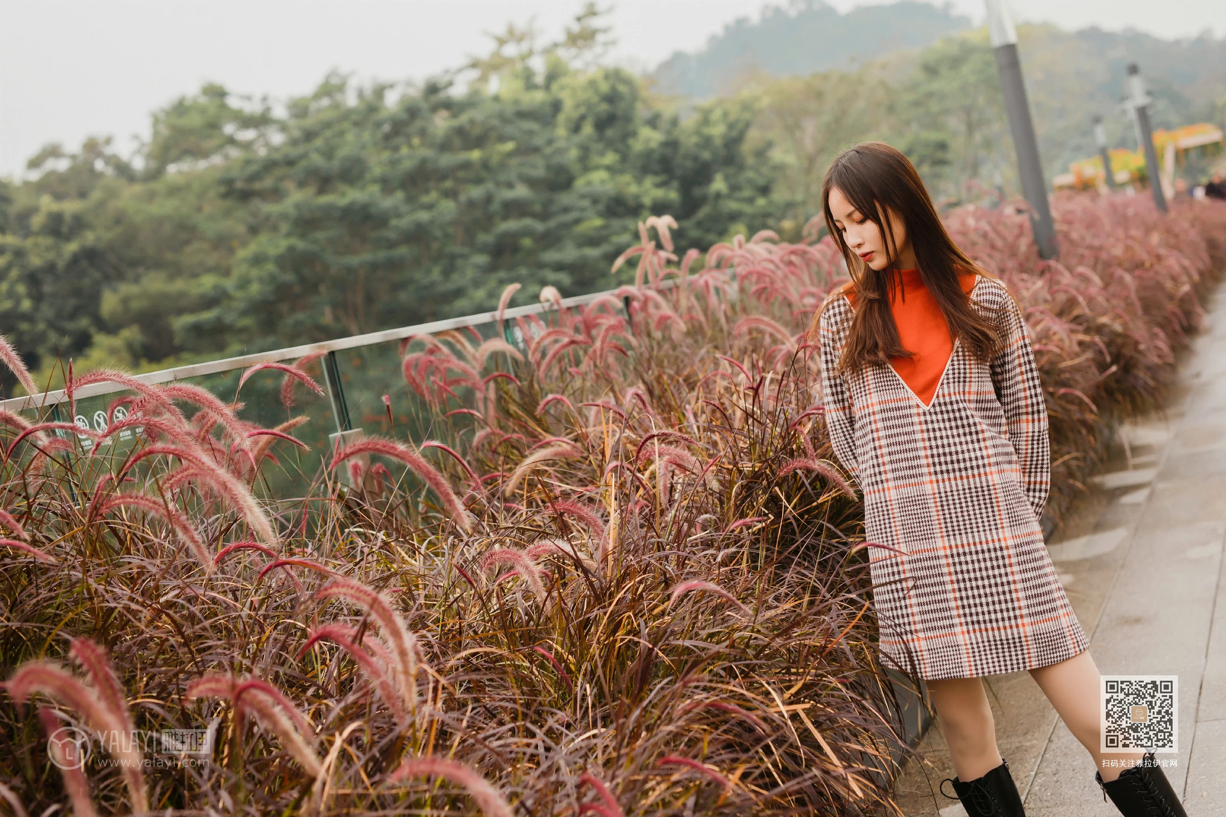 [YALAYI雅拉伊]Vol.543 郊游 小五 连身大衣加灰色长靴清纯私房写真集第10张