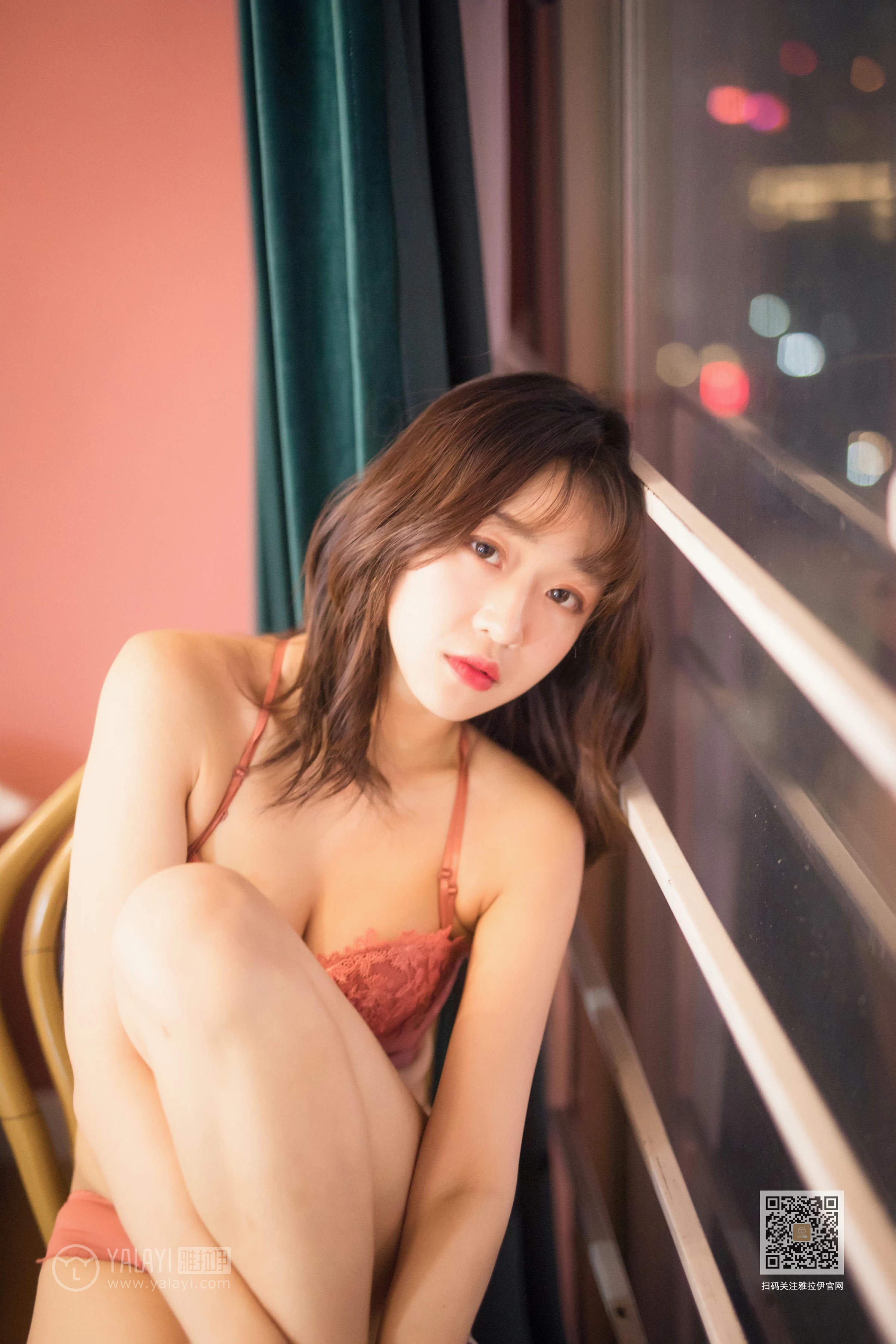 [YALAYI雅拉伊]Vol.551 六十六楼往下看 小颖 红色蕾丝内衣性感私房写真集第16张