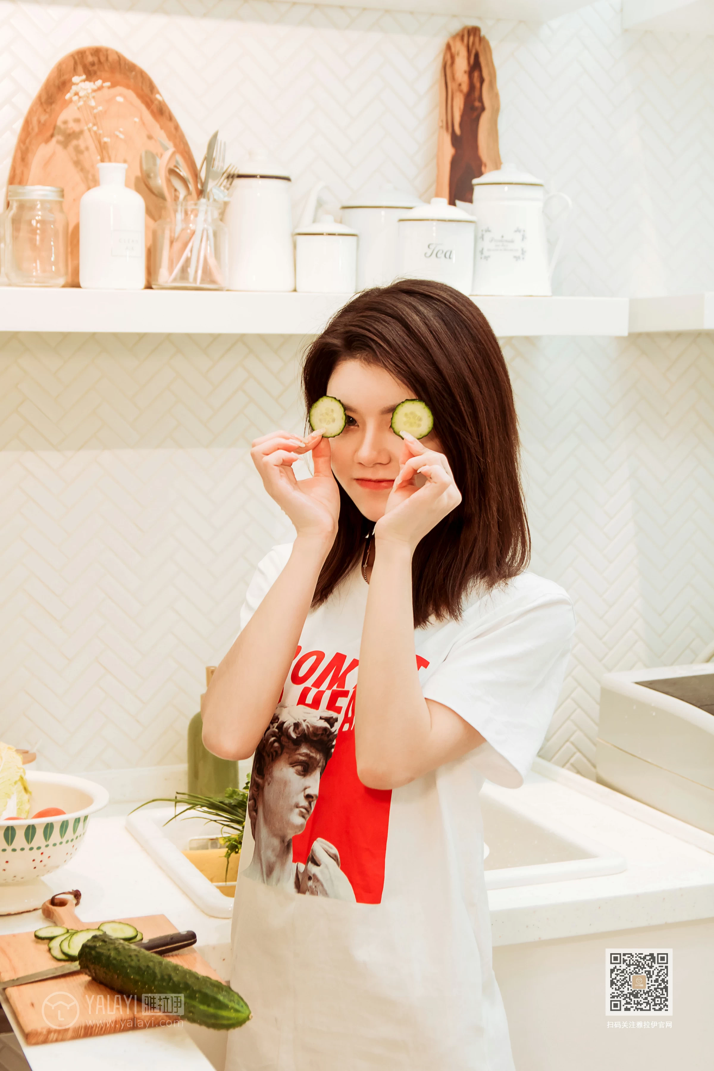 [YALAYI雅拉伊]Vol.554 蓉蓉的瘦身餐 白色短袖加白色蕾丝内裤性感私房写真集第1张