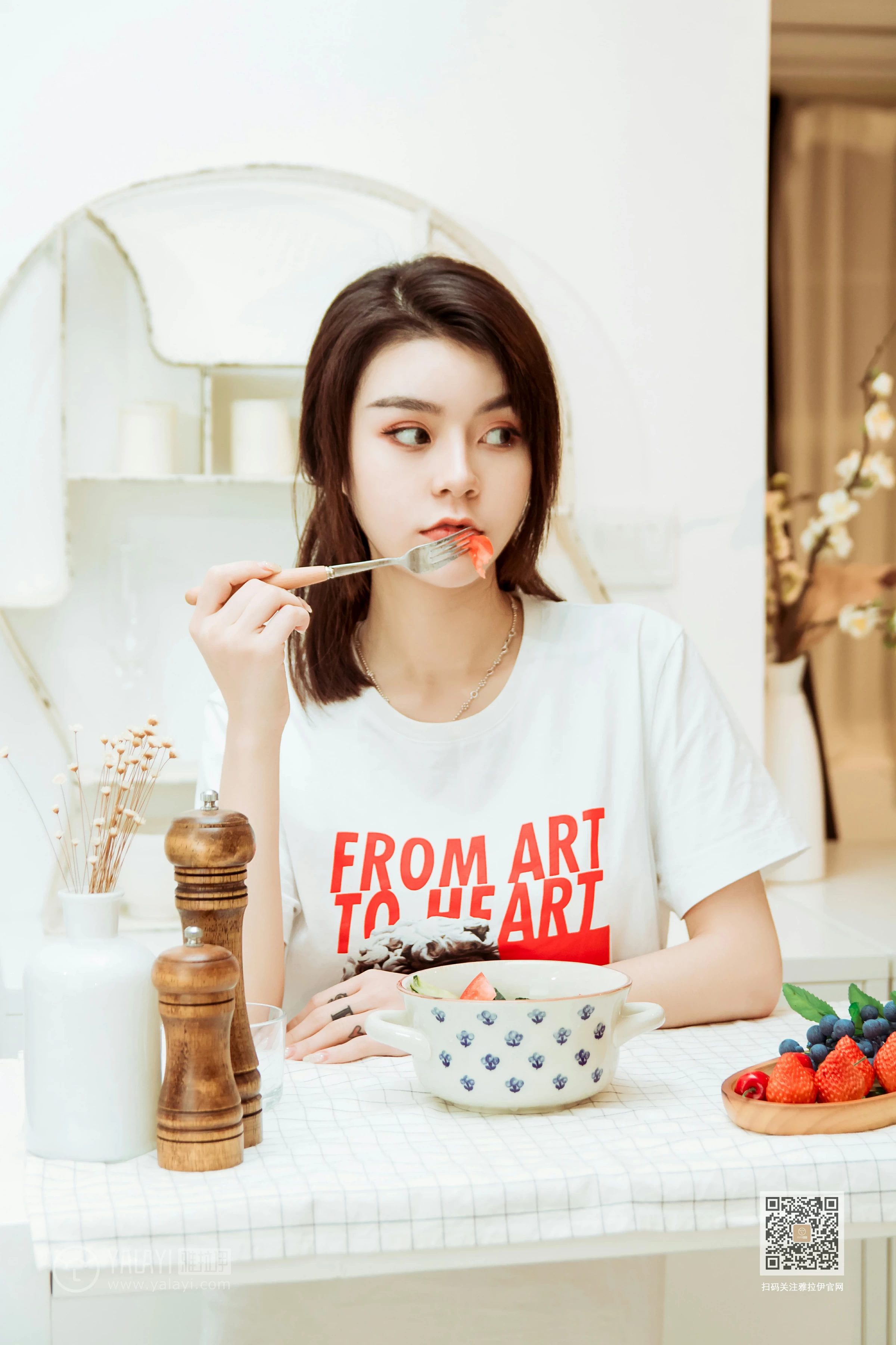 [YALAYI雅拉伊]Vol.554 蓉蓉的瘦身餐 白色短袖加白色蕾丝内裤性感私房写真集第10张