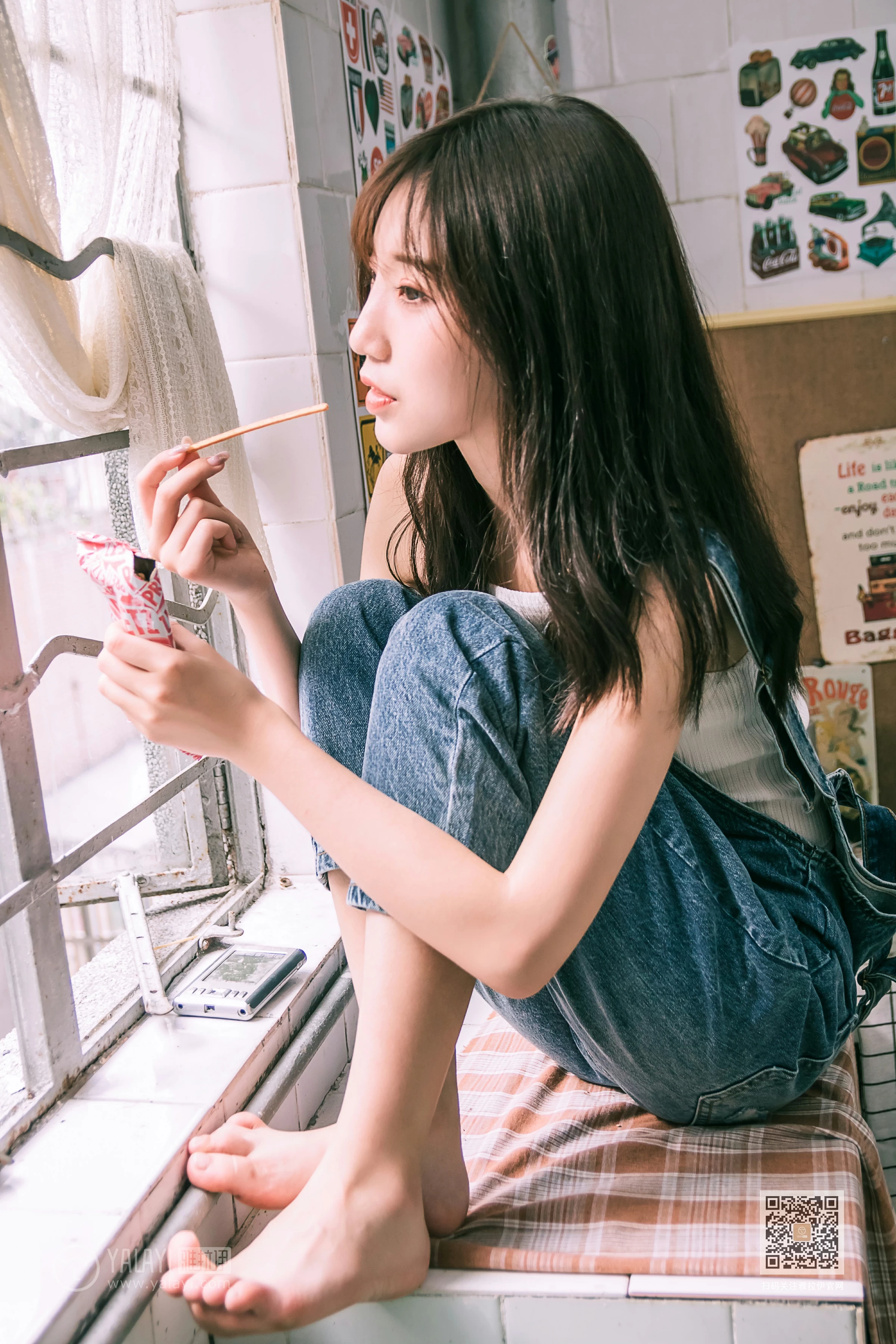 [YALAYI雅拉伊]Vol.559 我的前女友 小乔 背带牛仔连身裤加白色性感小背心私房写真集第10张