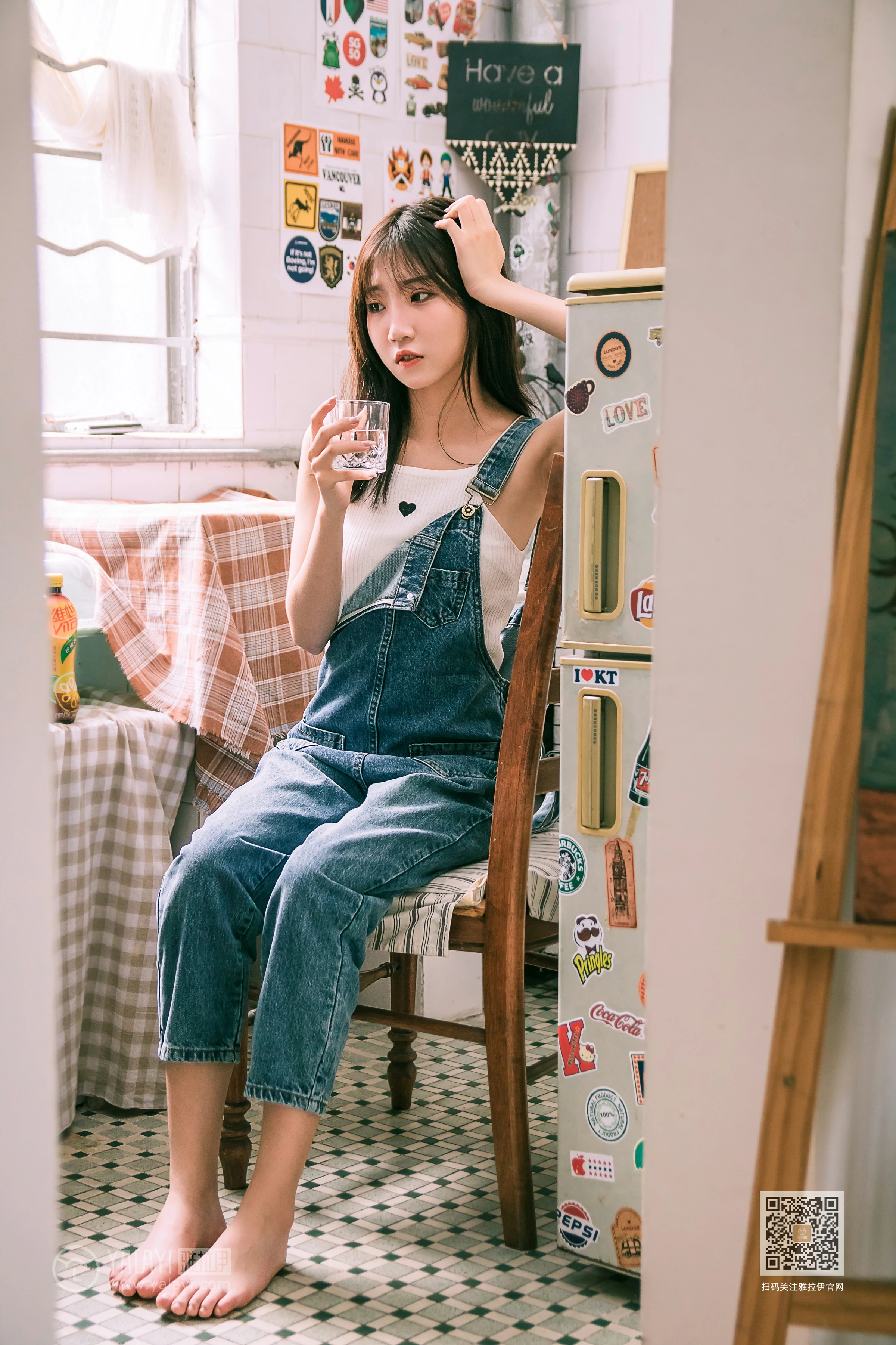 [YALAYI雅拉伊]Vol.559 我的前女友 小乔 背带牛仔连身裤加白色性感小背心私房写真集第14张