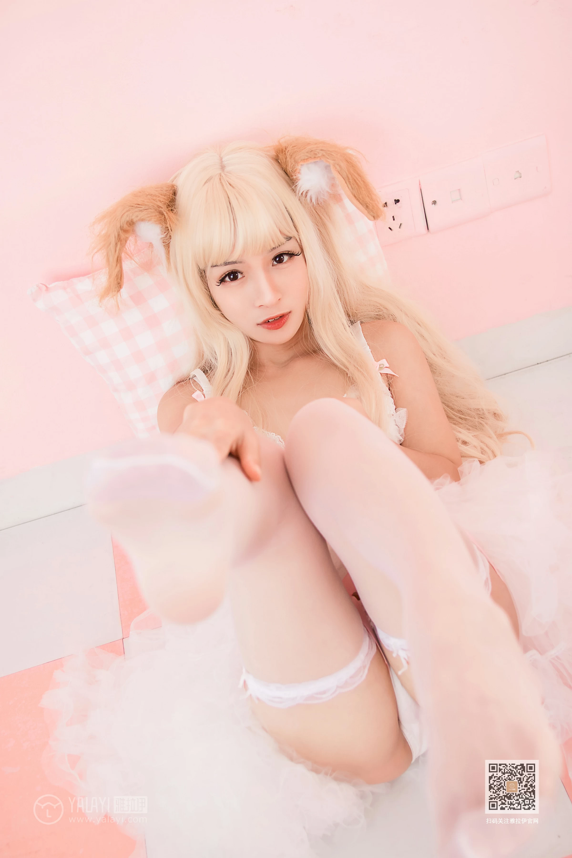 [YALAYI雅拉伊]Vol.562 二代妖精 艾丽 粉色透视情趣内衣加粉色丝袜美腿性感私房写真集第14张