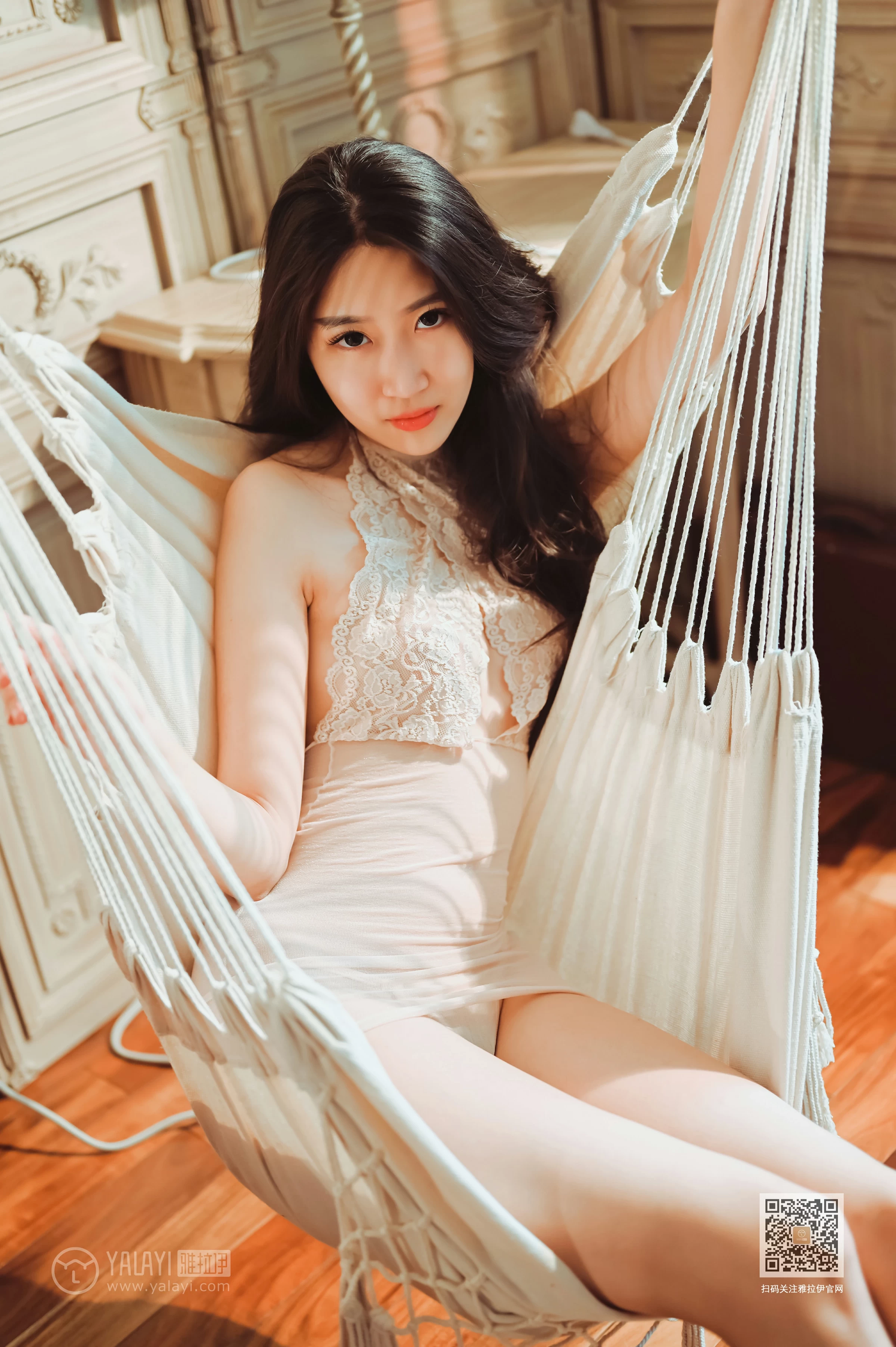 [YALAYI雅拉伊]Vol.573 阳光里有你的味道 玫瑰 白色透视镂空连衣裙性感私房写真集第2张