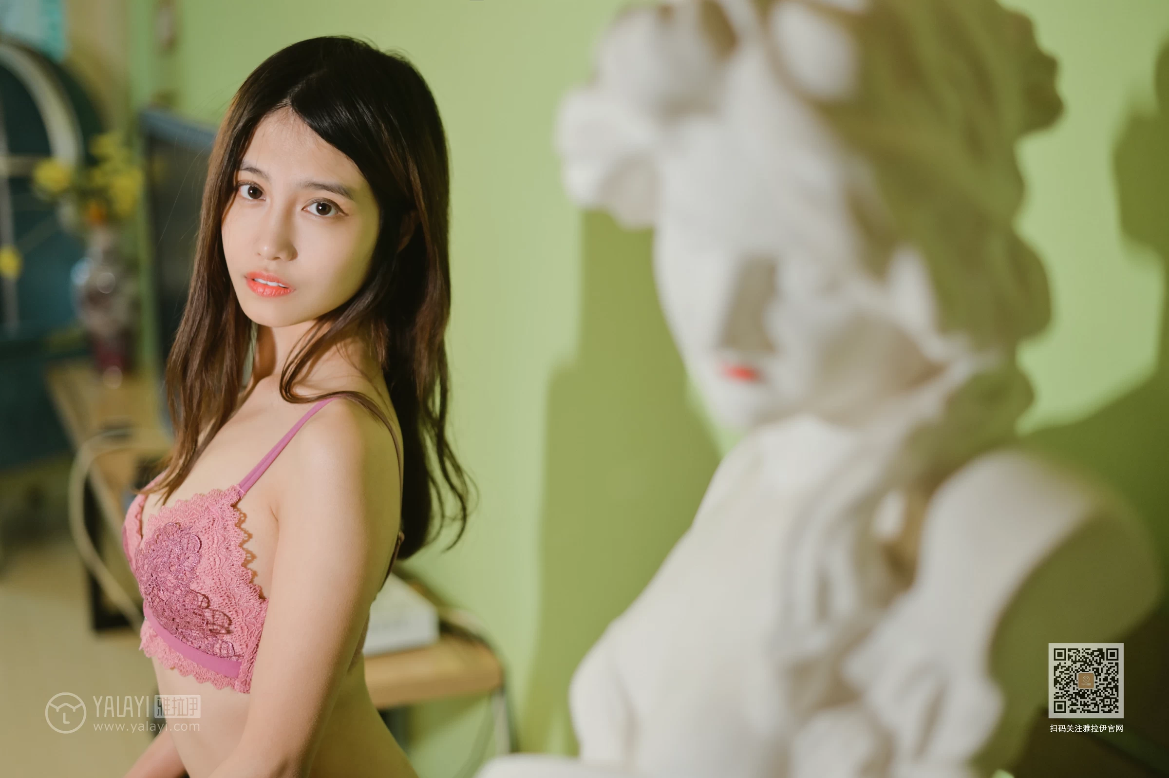 [YALAYI雅拉伊]Vol.574 搬进新家的第一天 彤彤 黑色性感内衣与粉色蕾丝内衣私房写真集第17张