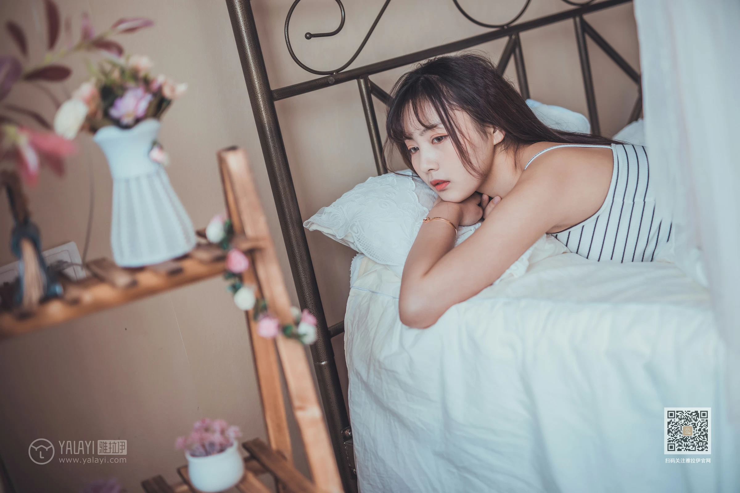 [YALAYI雅拉伊]Vol.581 不想起床 唐芯 白色性感小背心居家私房写真集第6张