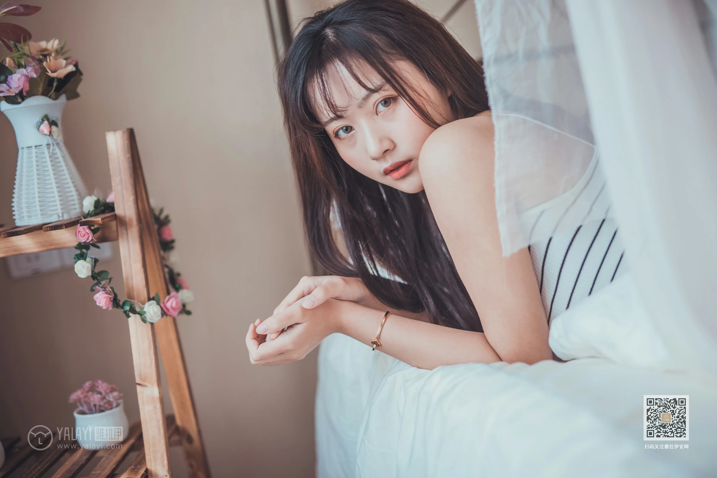 [YALAYI雅拉伊]Vol.581 不想起床 唐芯 白色性感小背心居家私房写真集第8张