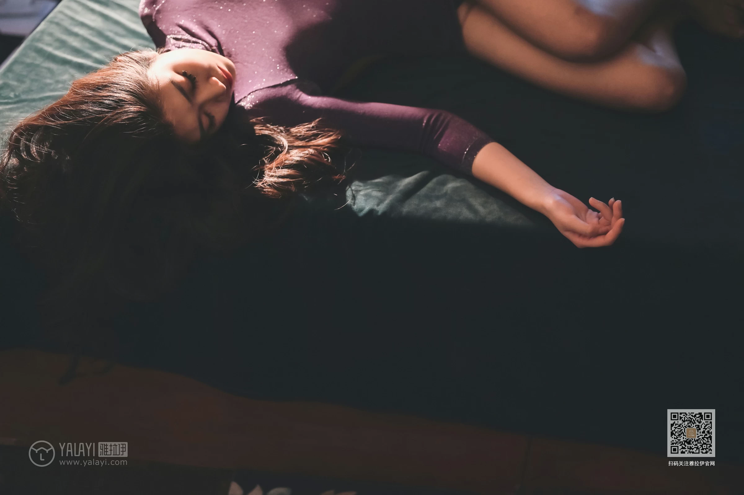 [YALAYI雅拉伊]Vol.583 那一片浓情 玫瑰 紫色紧身裸背连衣裙性感私房写真集第12张