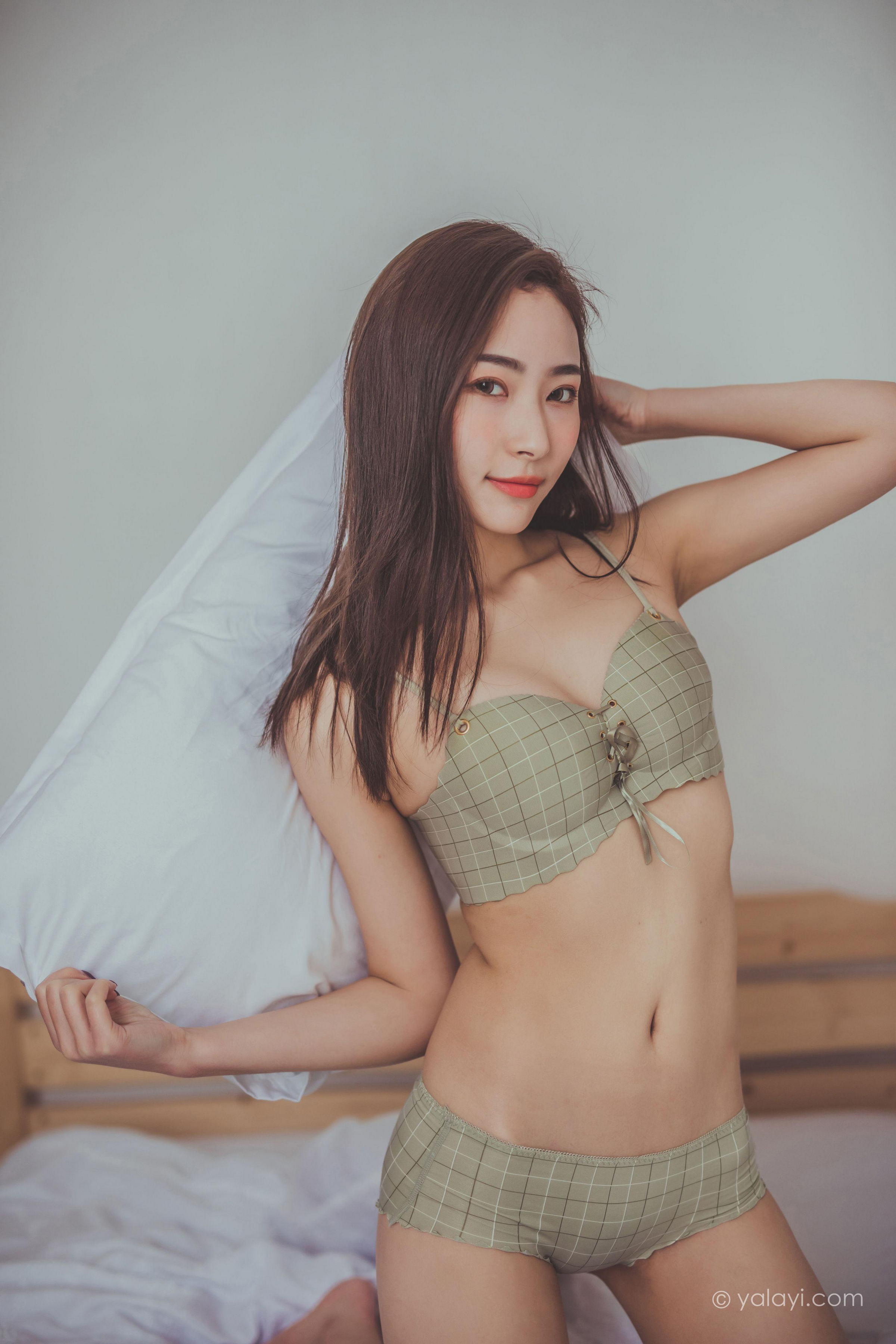 [YALAYI雅拉伊]Vol.587 蜗居 海棠 灰色内衣居家性感私房写真集第5张