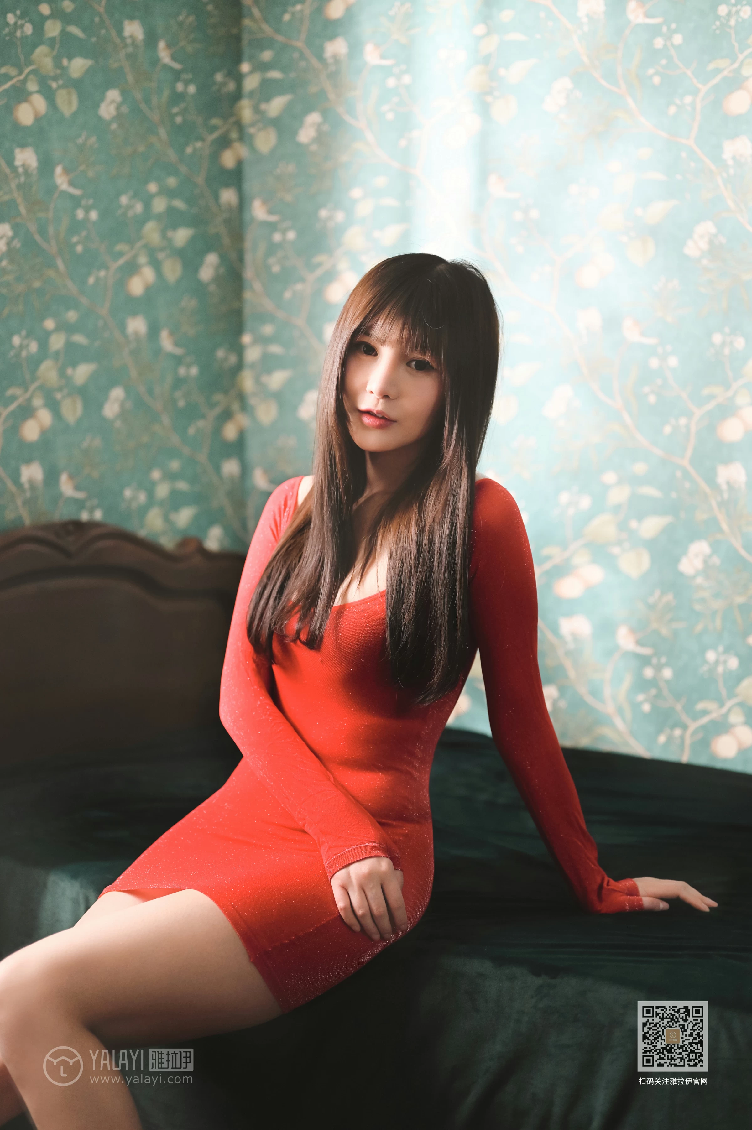 [YALAYI雅拉伊]Vol.589 怒放 斯雯 红色紧身裸背连衣裙居家性感私房写真集第2张
