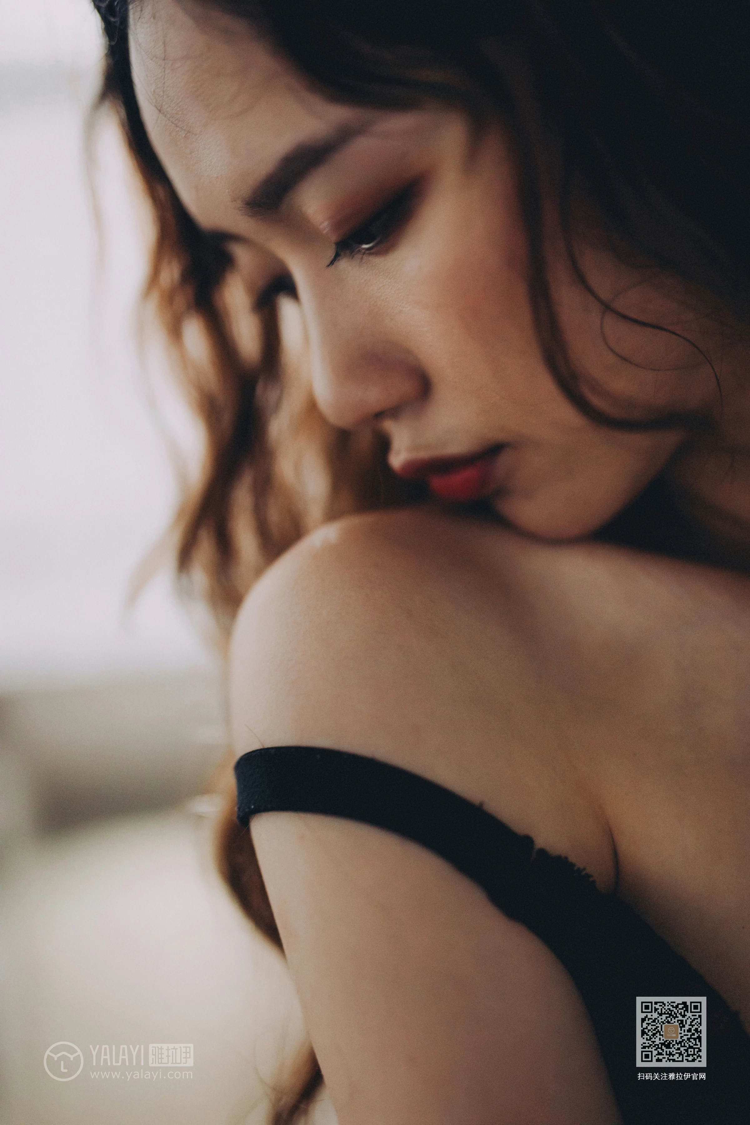 [YALAYI雅拉伊]Vol.590 下坠 晓琳 黑色透视镂空睡衣加黑色蕾丝内衣性感私房写真集第14张