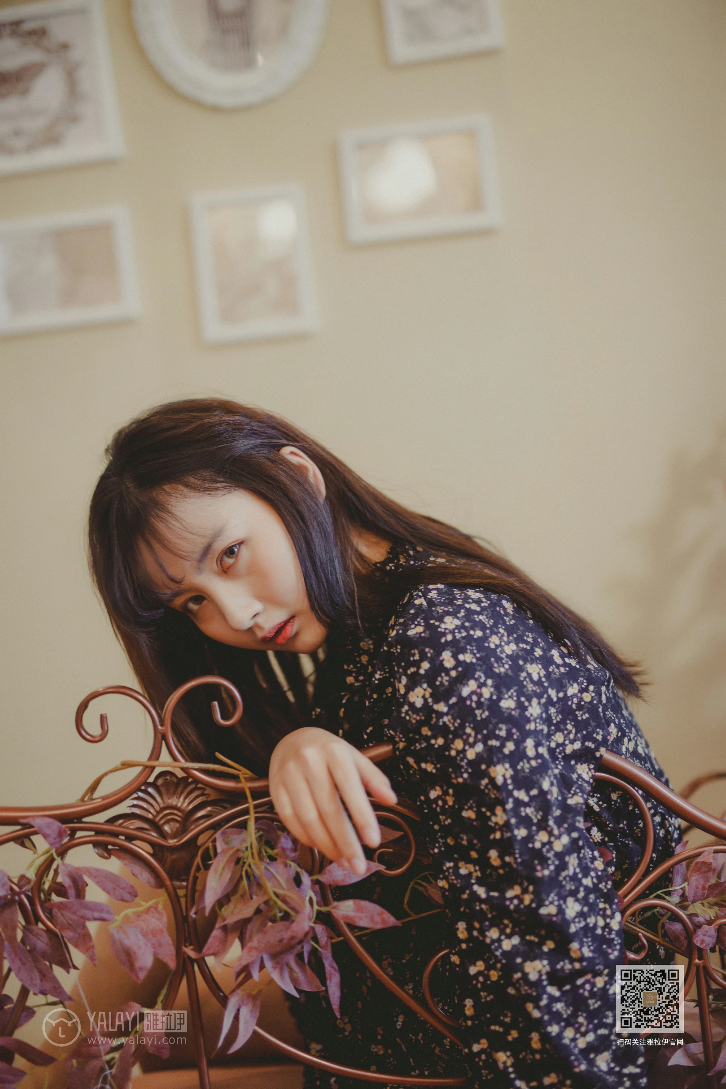 [YALAYI雅拉伊]Vol.593 南方姑娘 唐芯 黑色连衣裙居家私房写真集第10张