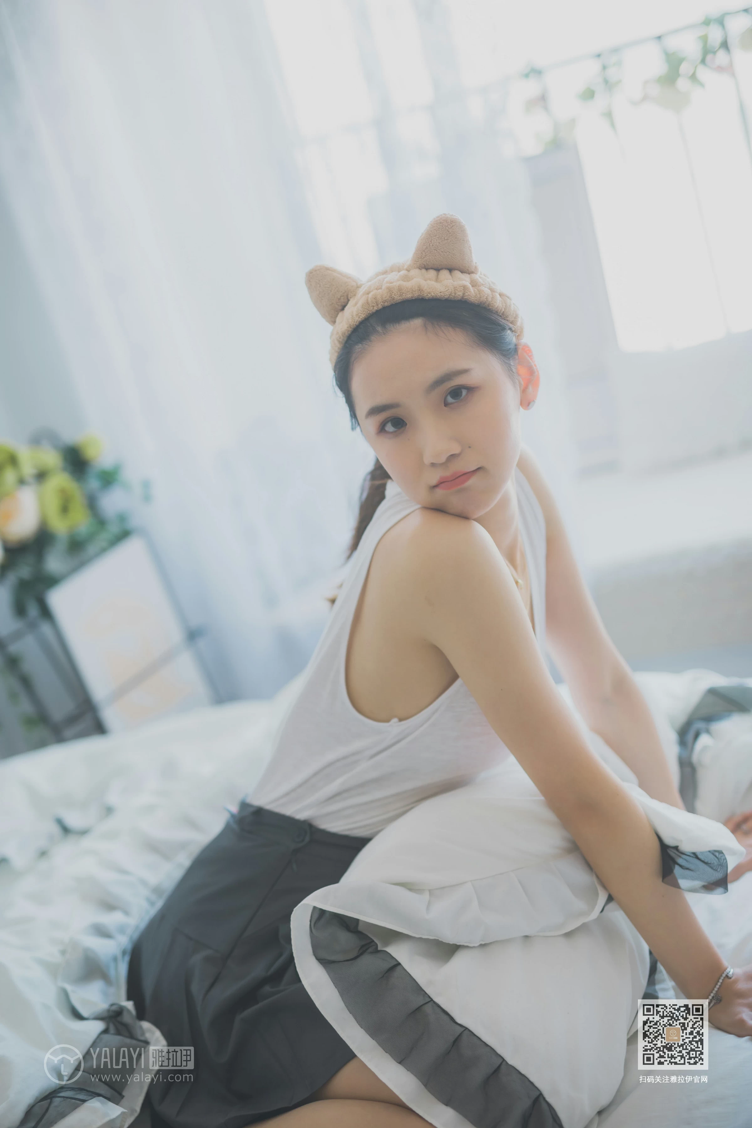 [YALAYI雅拉伊]Vol.596 超床啦！ 尹梦 白色背心加黑色短裙清纯可爱私房写真集第2张