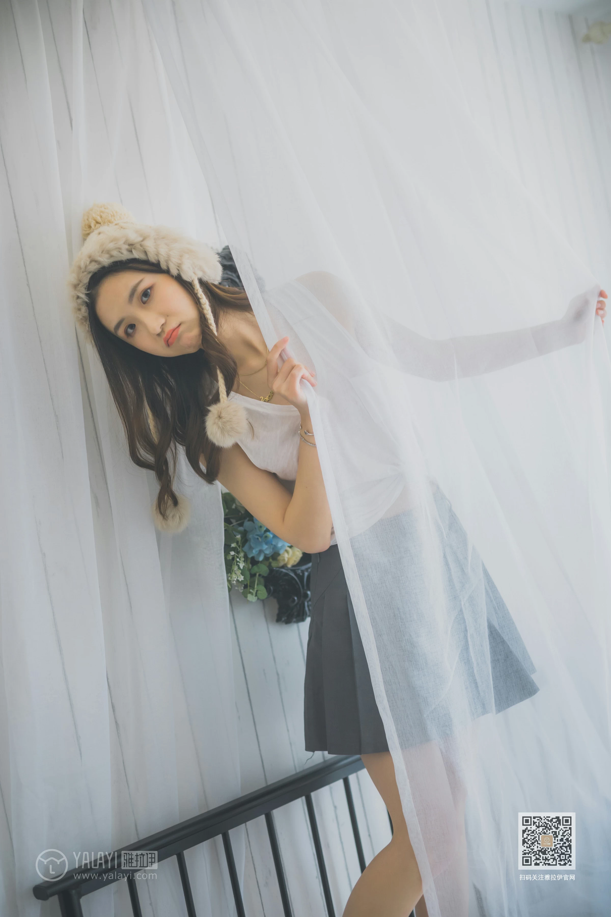 [YALAYI雅拉伊]Vol.596 超床啦！ 尹梦 白色背心加黑色短裙清纯可爱私房写真集第13张