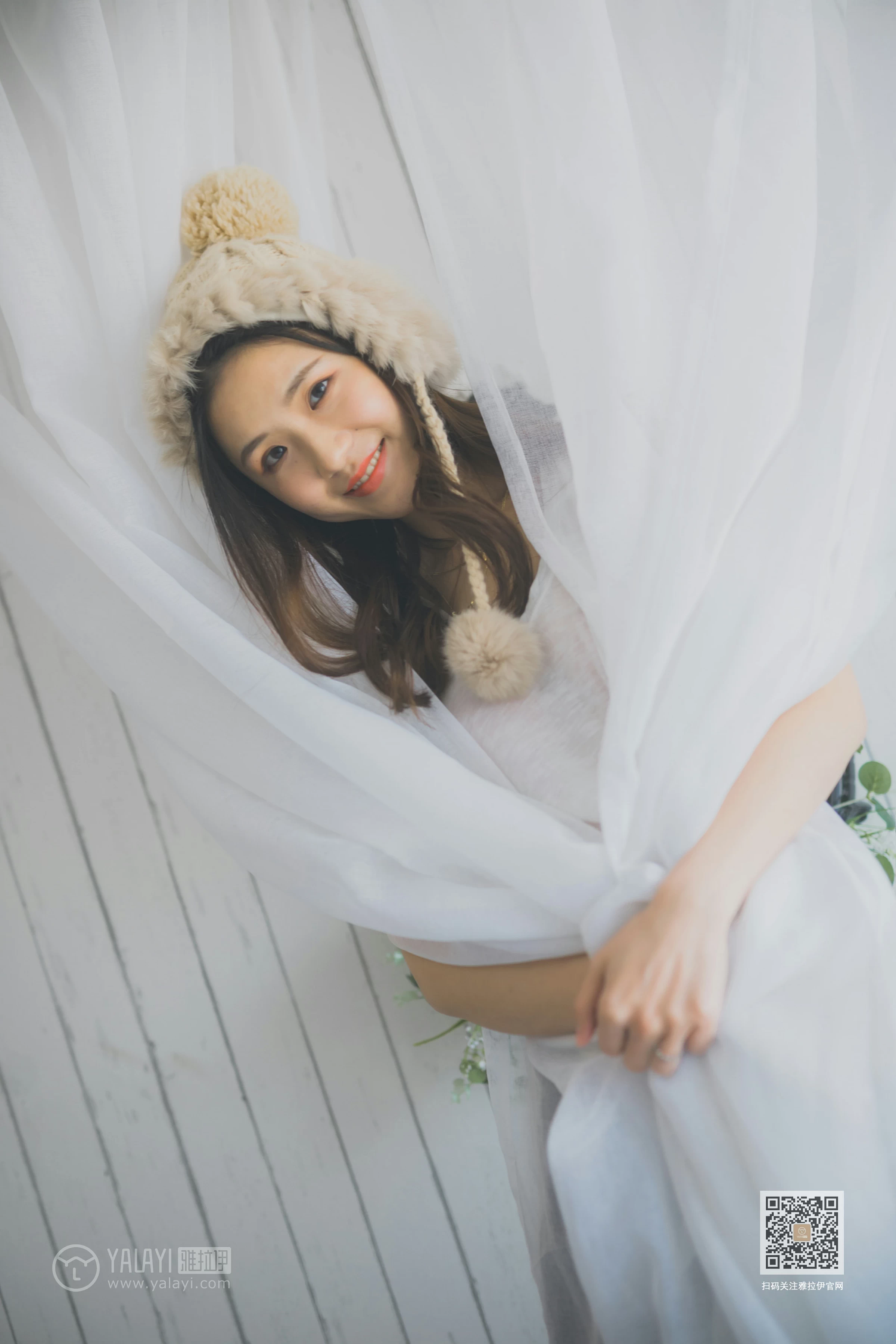 [YALAYI雅拉伊]Vol.596 超床啦！ 尹梦 白色背心加黑色短裙清纯可爱私房写真集第14张