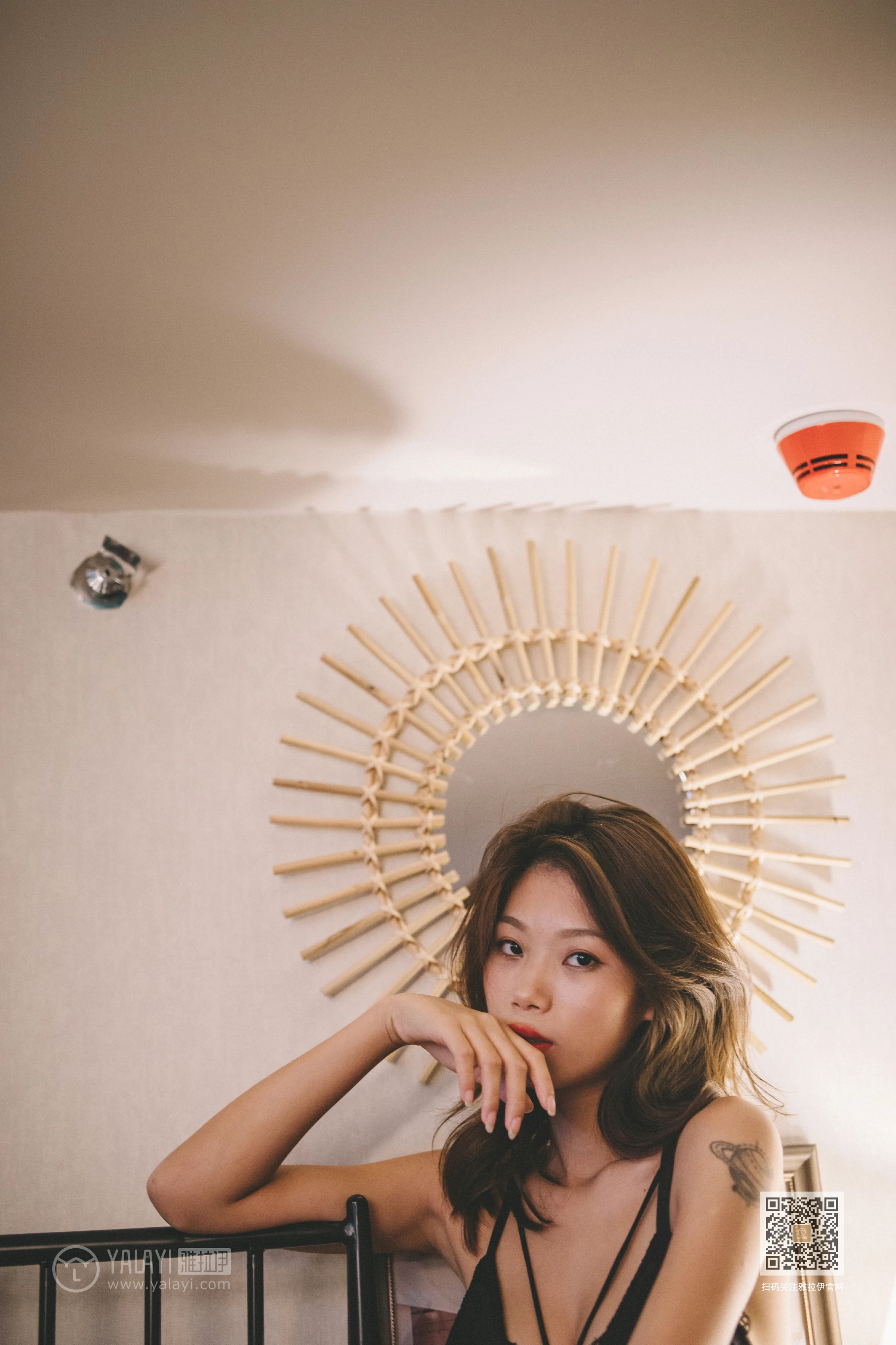 [YALAYI雅拉伊]Vol.598 她们出去了 静初 黑色蕾丝内衣居家性感私房写真集第2张