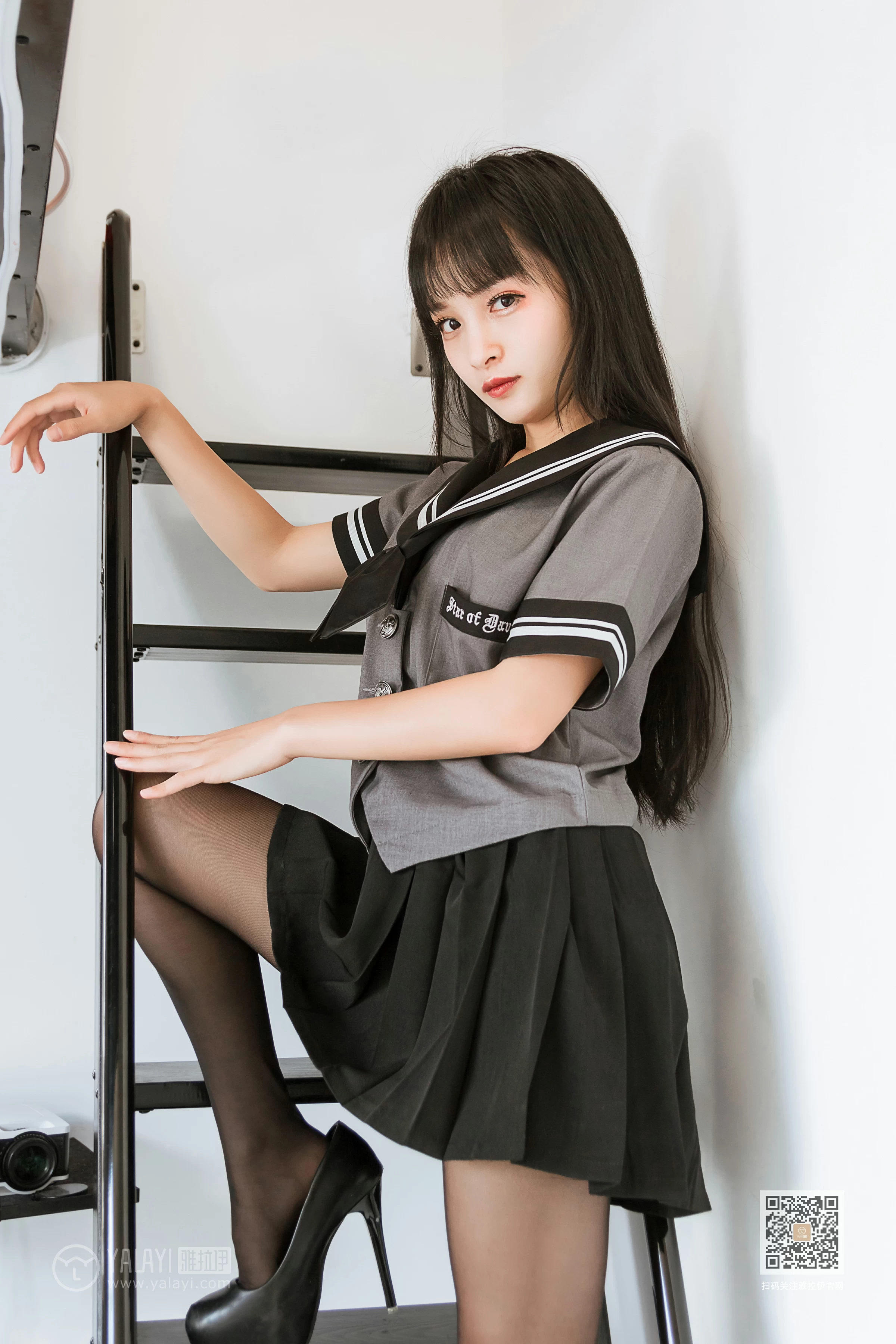 [YALAYI雅拉伊]Vol.600 疯狂的JK学妹 艾丽 灰色制服与黑色短裙加黑丝美腿性感私房写真集第2张