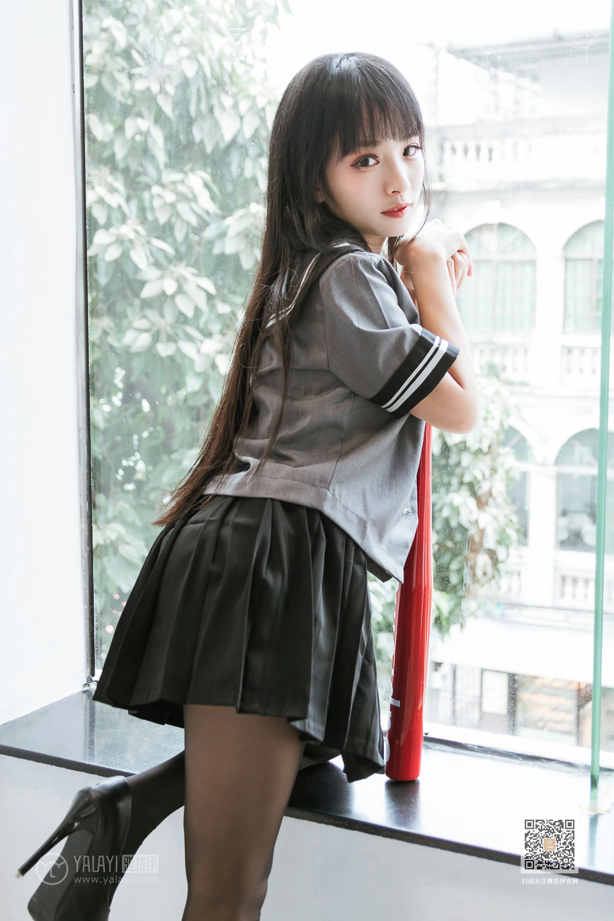 [YALAYI雅拉伊]Vol.600 疯狂的JK学妹 艾丽 灰色制服与黑色短裙加黑丝美腿性感私房写真集第7张