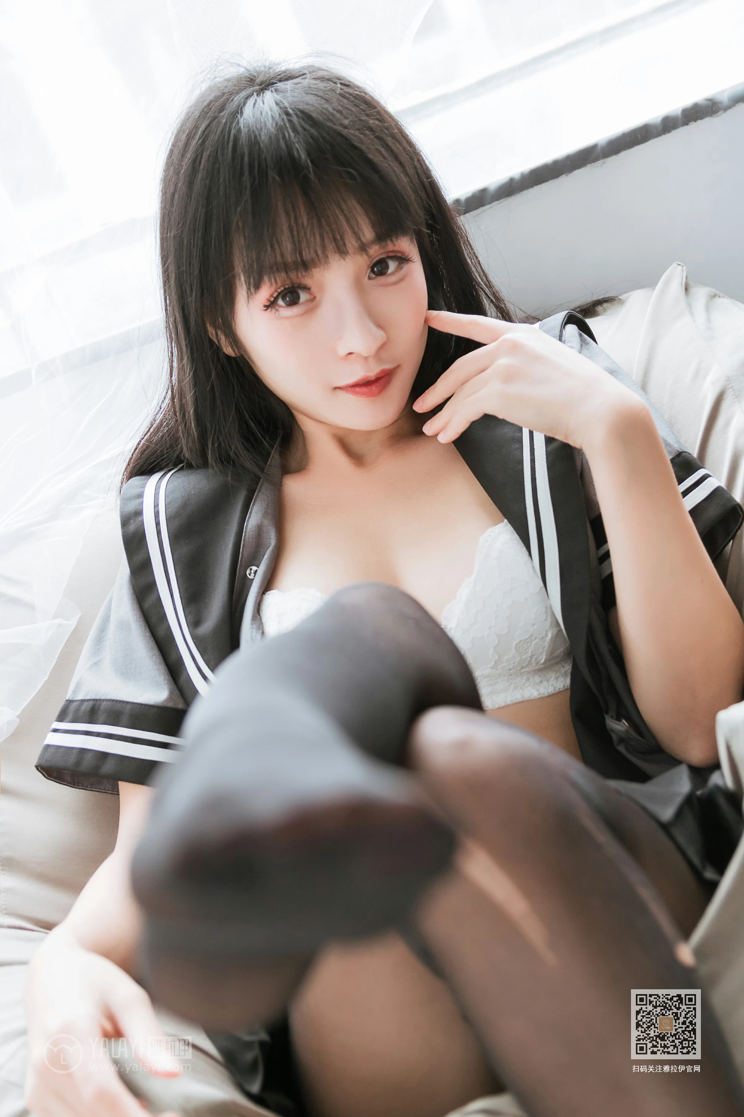 [YALAYI雅拉伊]Vol.600 疯狂的JK学妹 艾丽 灰色制服与黑色短裙加黑丝美腿性感私房写真集第10张