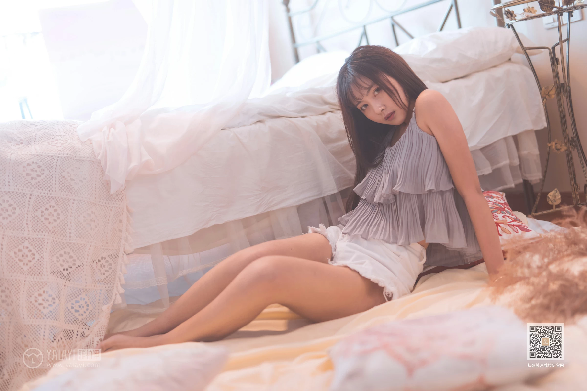 [YALAYI雅拉伊]NO.601 《受了点伤》 唐芯 灰色吊带裙加白色短裤性感私房写真集第9张