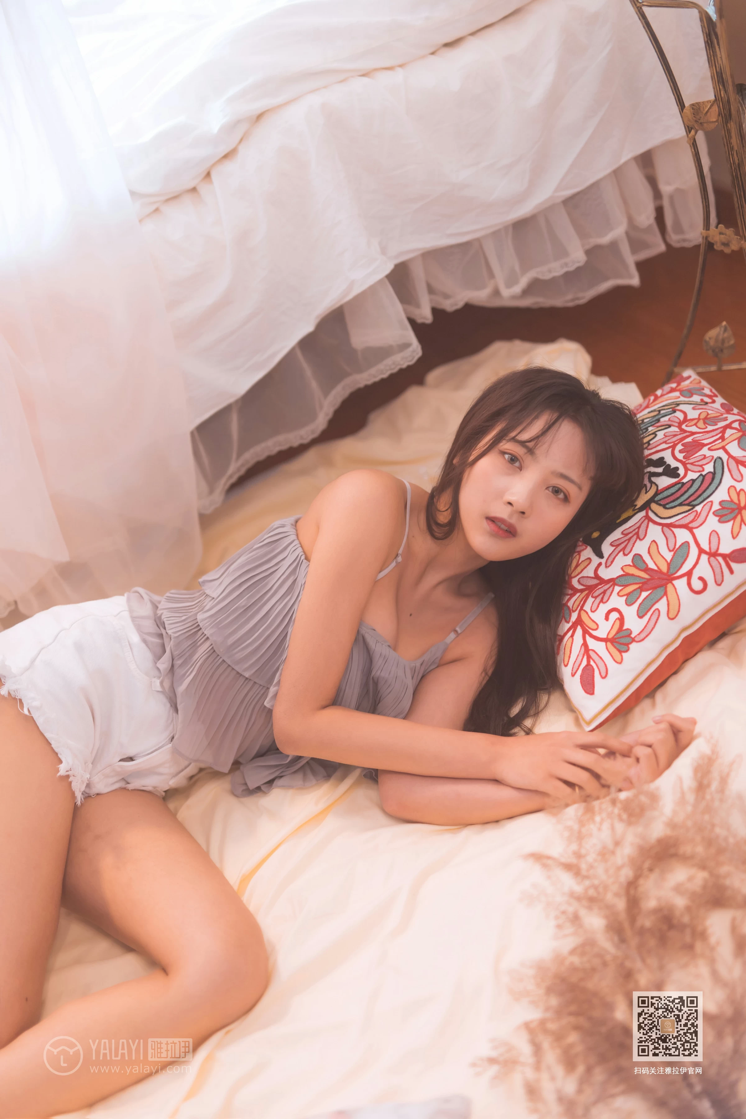 [YALAYI雅拉伊]NO.601 《受了点伤》 唐芯 灰色吊带裙加白色短裤性感私房写真集第11张