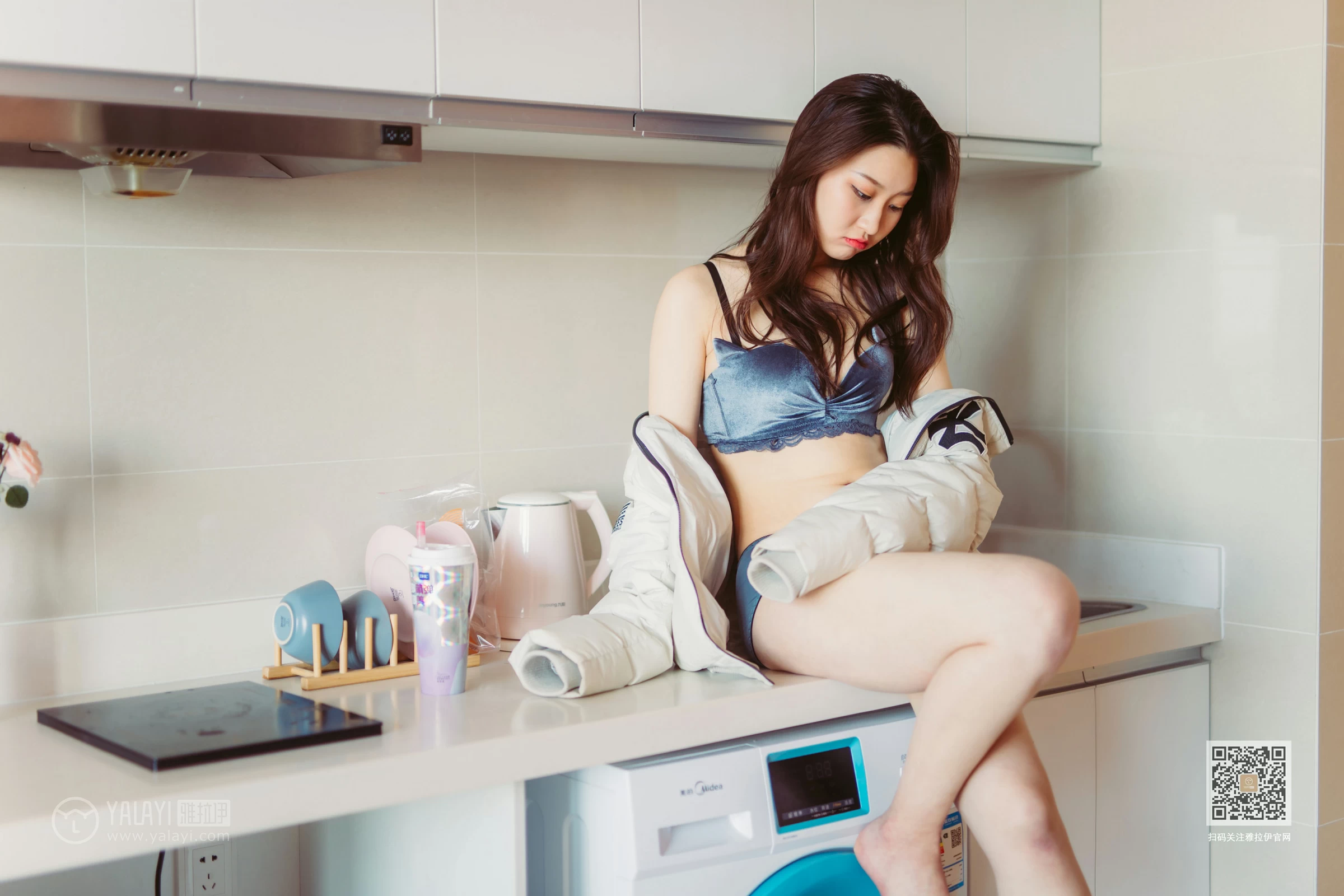 [YALAYI雅拉伊]NO.603 《新晋女友》明月 蓝色蕾丝内衣居家性感私房写真集第4张
