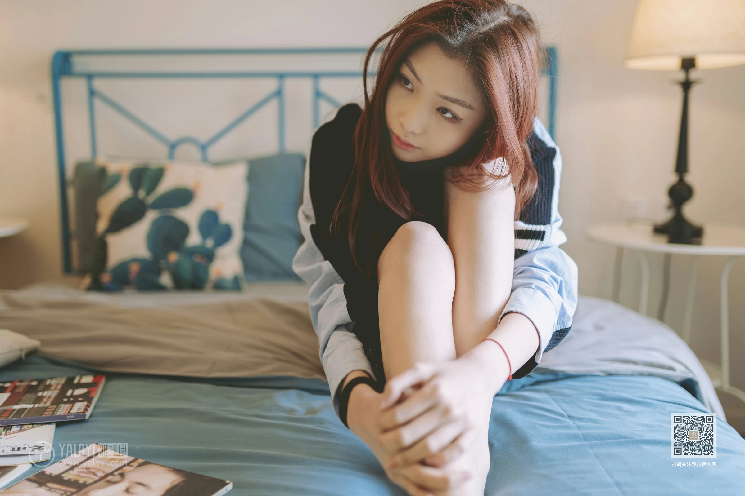 [YALAYI雅拉伊]NO.611 《你还要生气吗(1)》 鸭鸭 蓝色卫衣加粉色内衣性感私房写真集第2张