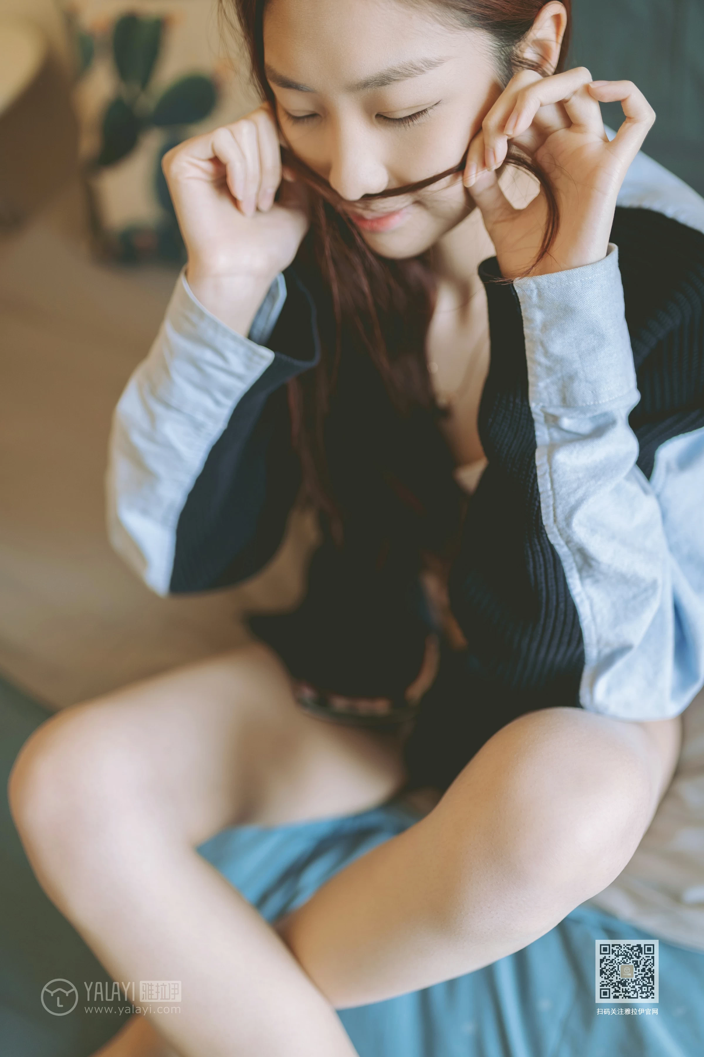 [YALAYI雅拉伊]NO.611 《你还要生气吗(1)》 鸭鸭 蓝色卫衣加粉色内衣性感私房写真集第6张