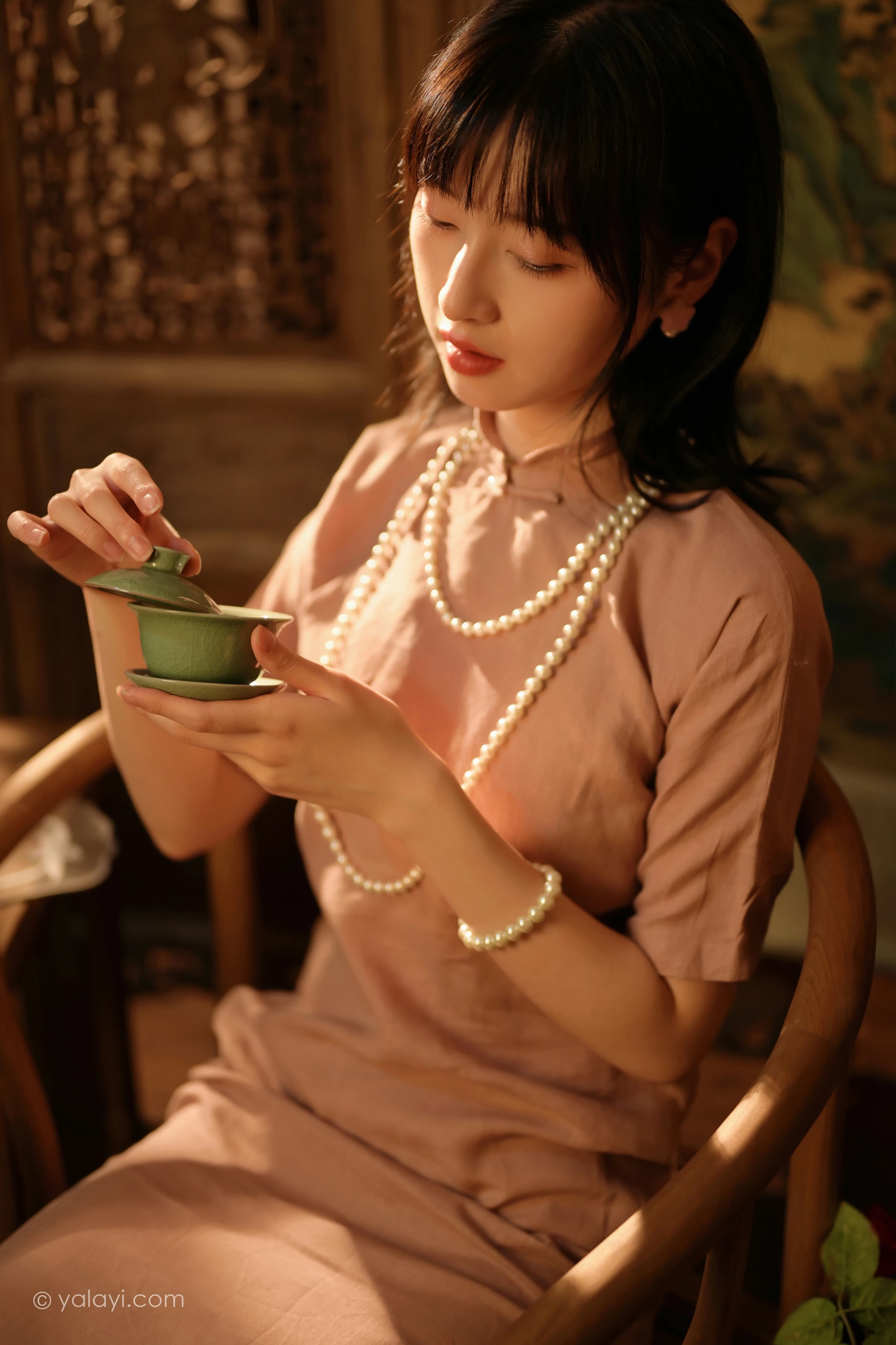 [YALAYI雅拉伊]2022.01.19 深夜的灯光 京京 粉色宽松旗袍裙民国风写真第7张