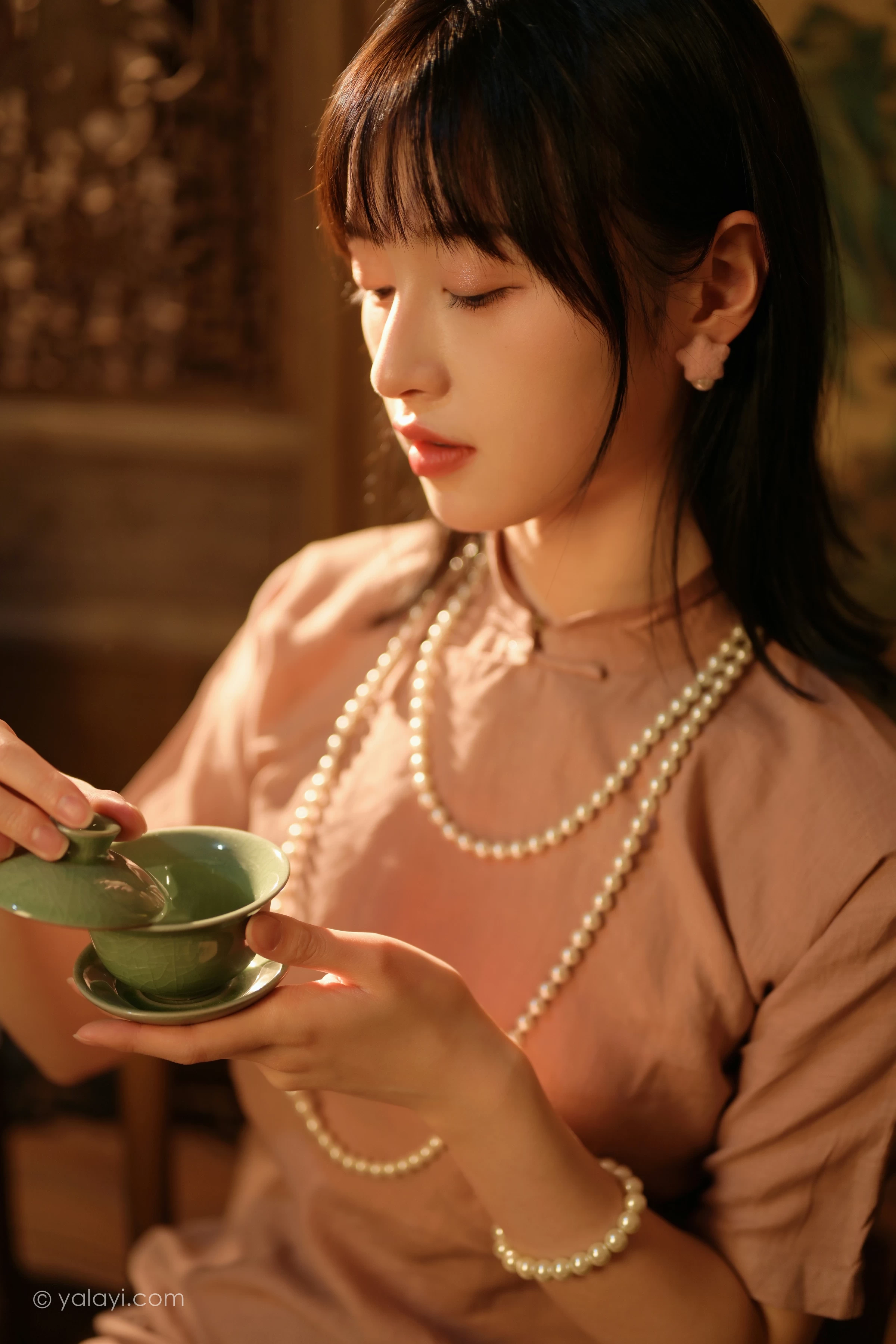 [YALAYI雅拉伊]2022.01.19 深夜的灯光 京京 粉色宽松旗袍裙民国风写真第7张