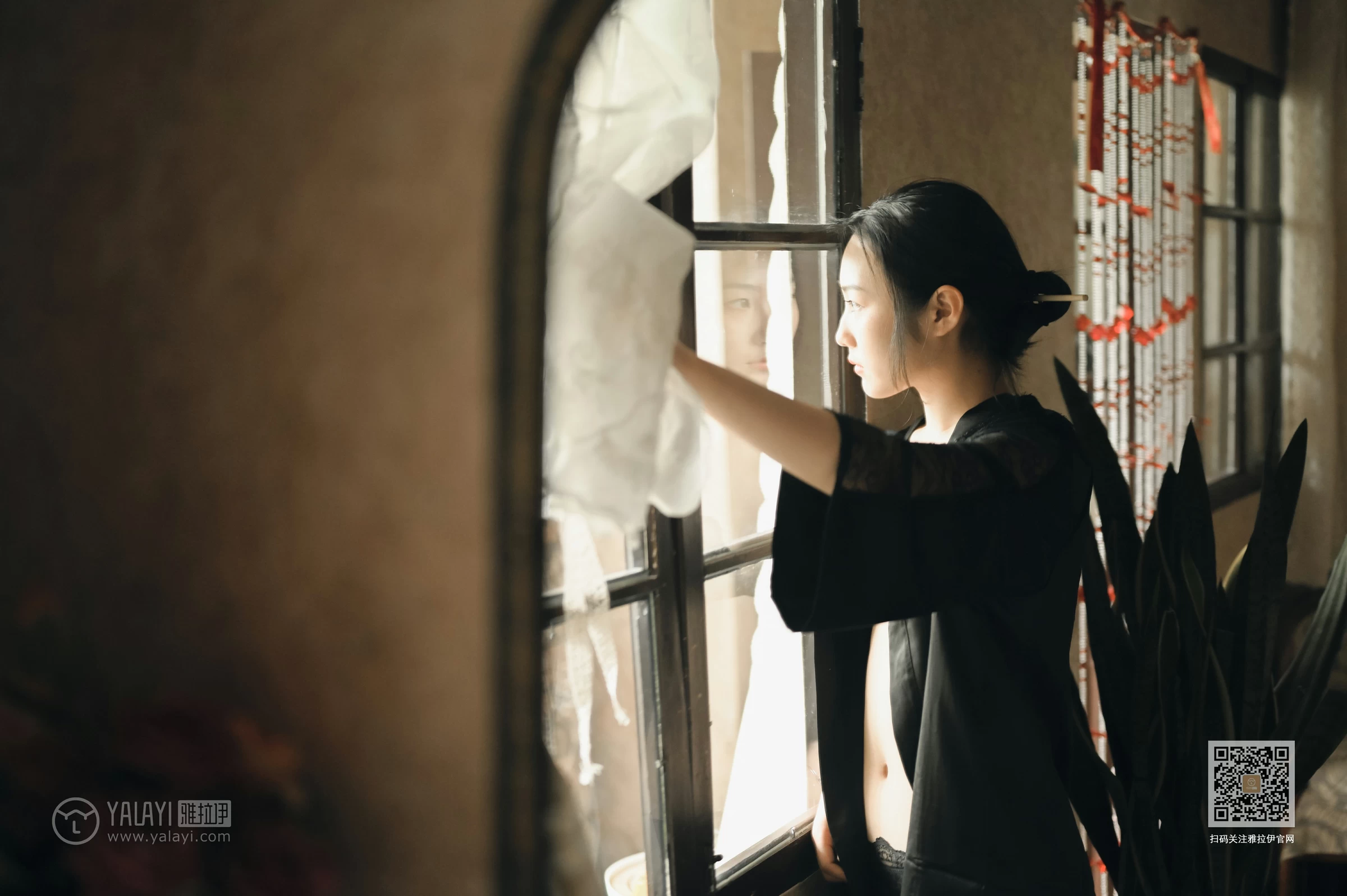 [YALAYI雅拉伊]NO.625 《静女》 沈伊 黑色真丝睡衣加蕾丝内衣性感私房写真集第1张