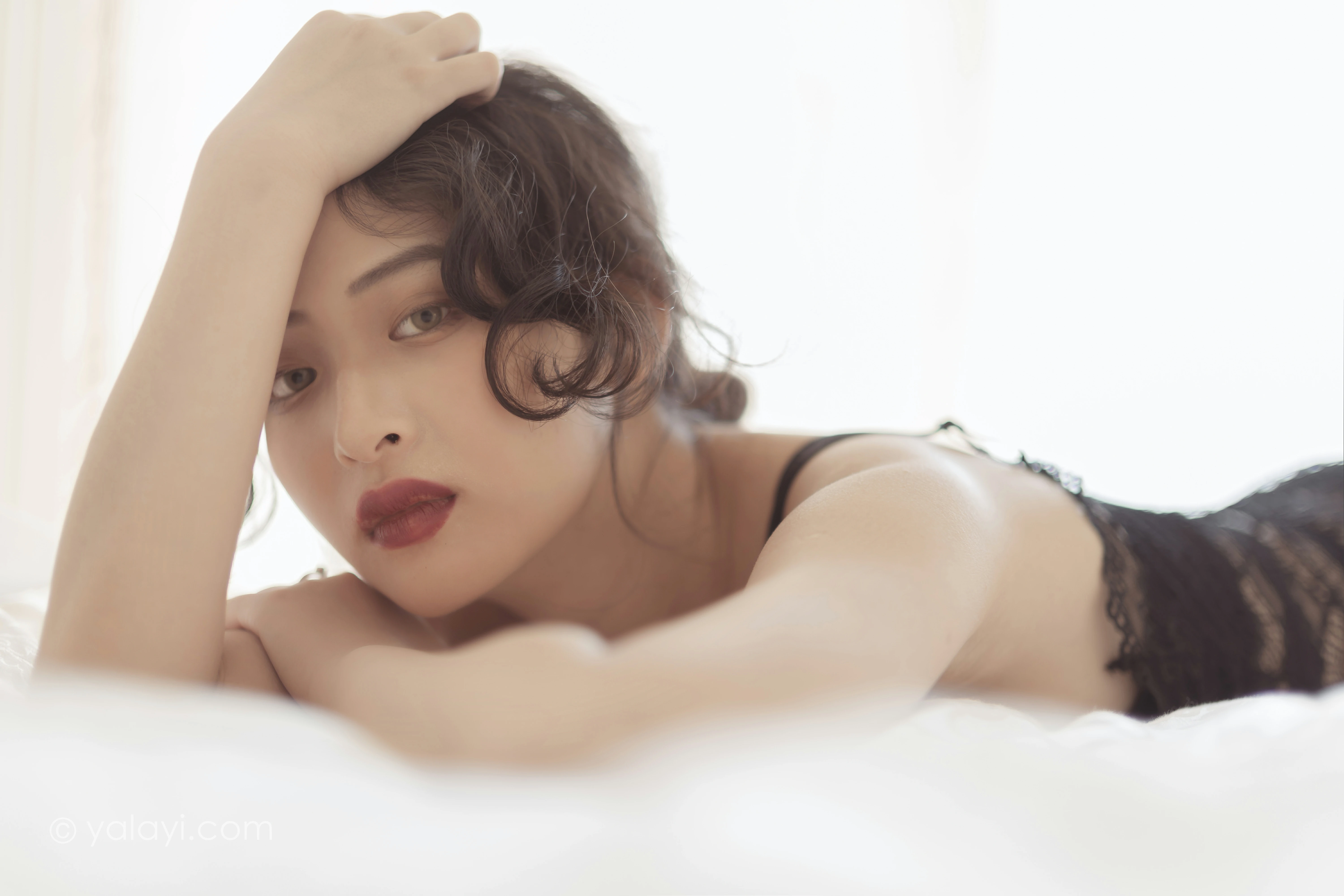 [YALAYI雅拉伊]NO.796 万人迷 西子 黑色蕾丝内衣加情趣渔网袜性感私房写真集第2张