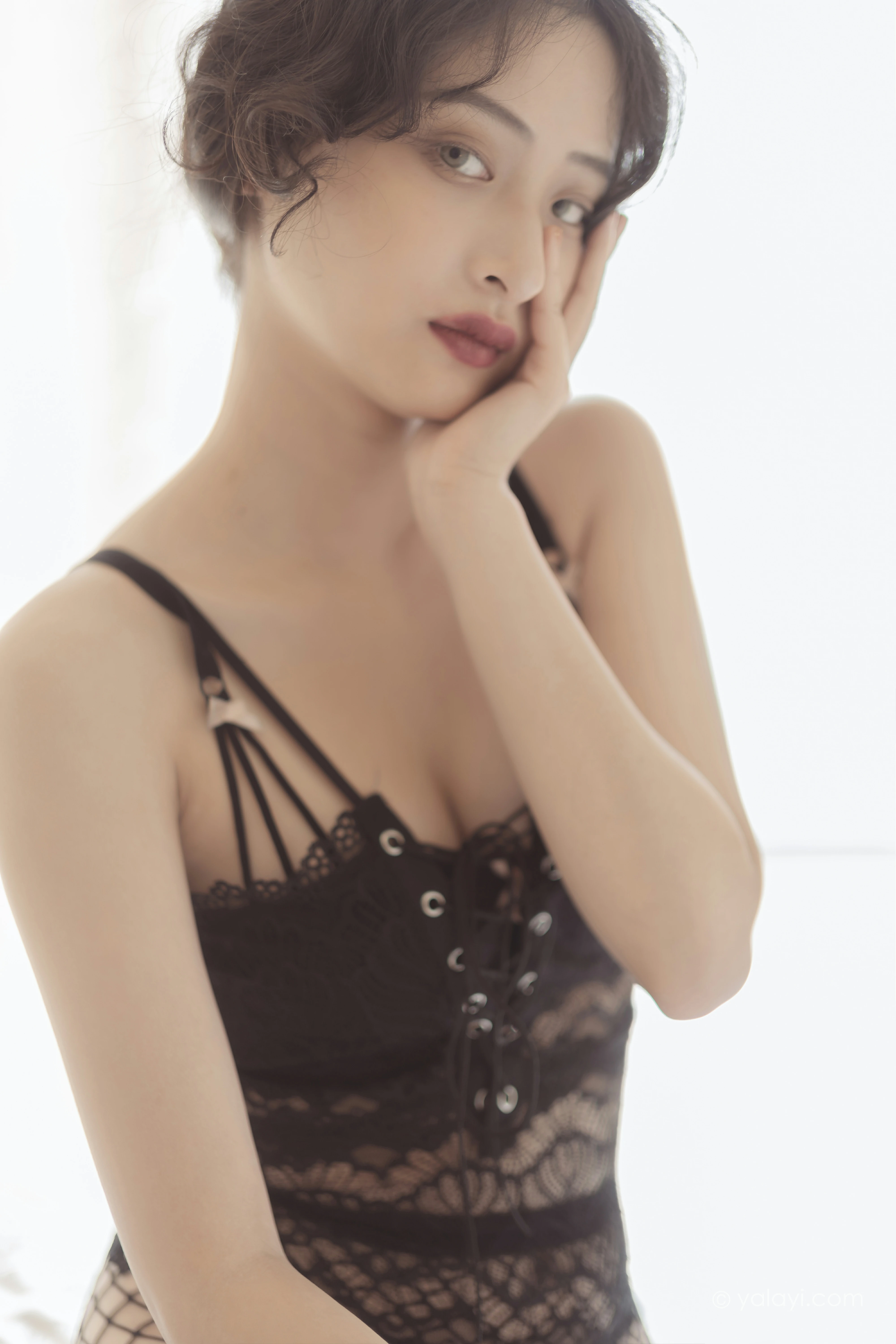 [YALAYI雅拉伊]NO.796 万人迷 西子 黑色蕾丝内衣加情趣渔网袜性感私房写真集第4张