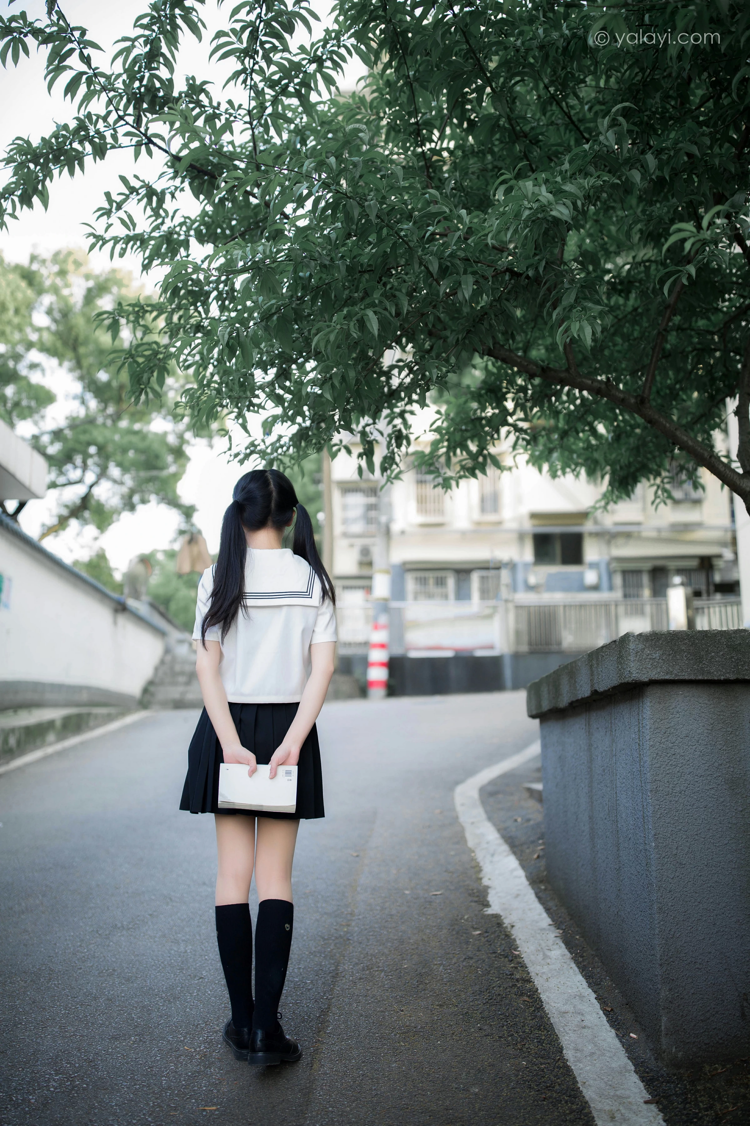 [YALAYI雅拉伊]NO.671 《放学一起走》 妙妙 JK水手制服与短裙加黑丝美腿写真第2张