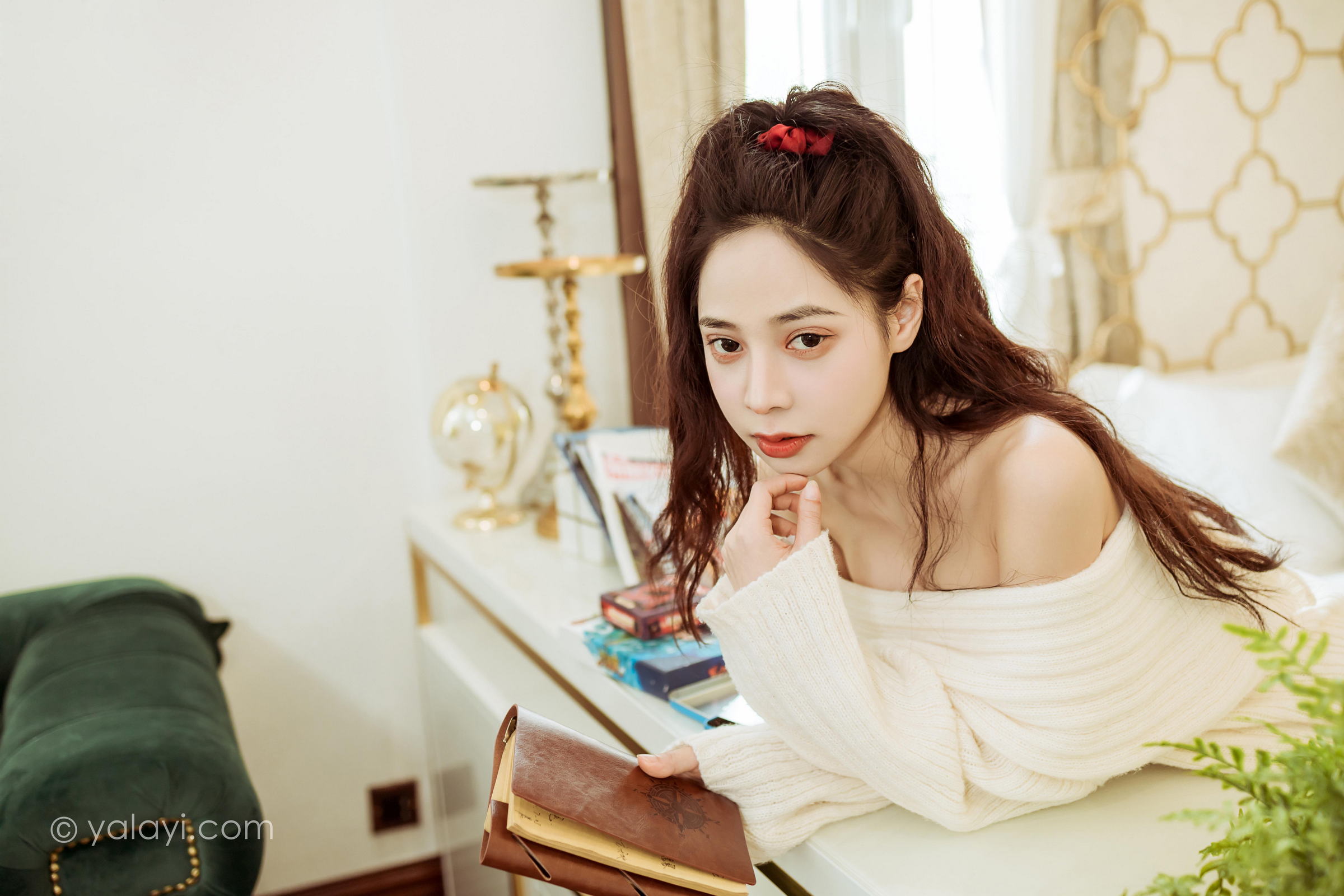 [YALAYI雅拉伊]2022.02.22 女友来探班 诗咏 白色抹胸上衣加白色长筒靴性感私房写真集第13张