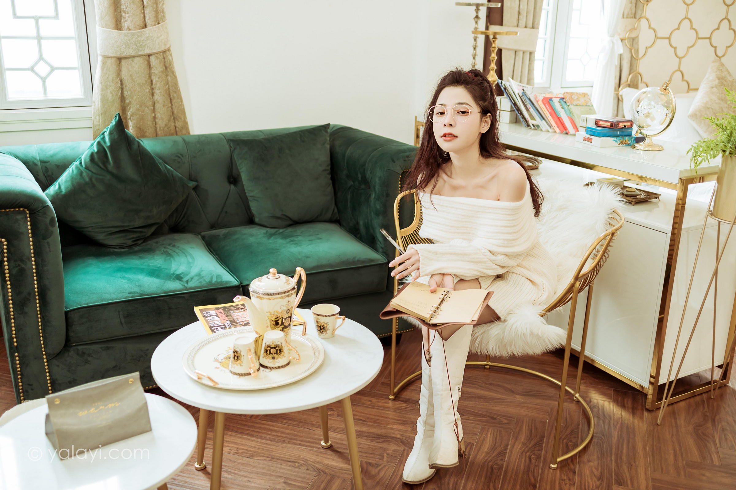 [YALAYI雅拉伊]2022.02.22 女友来探班 诗咏 白色抹胸上衣加白色长筒靴性感私房写真集第3张