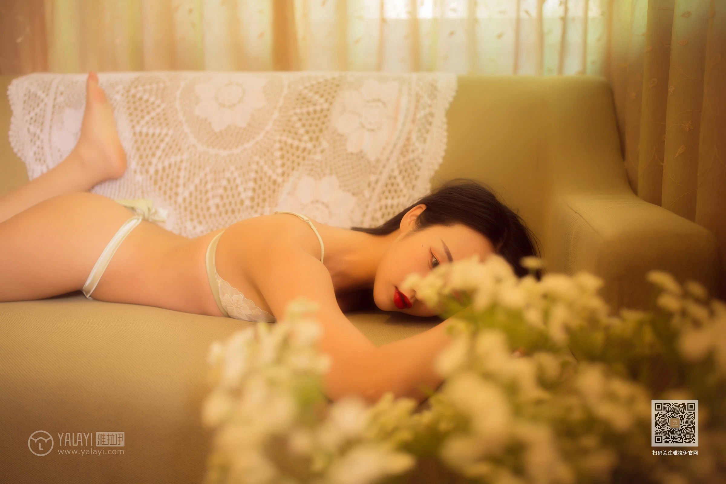 [YALAYI雅拉伊]NO.638 《沙发上的美人》 优优 白色透视蕾丝情趣内衣性感私房写真集第13张