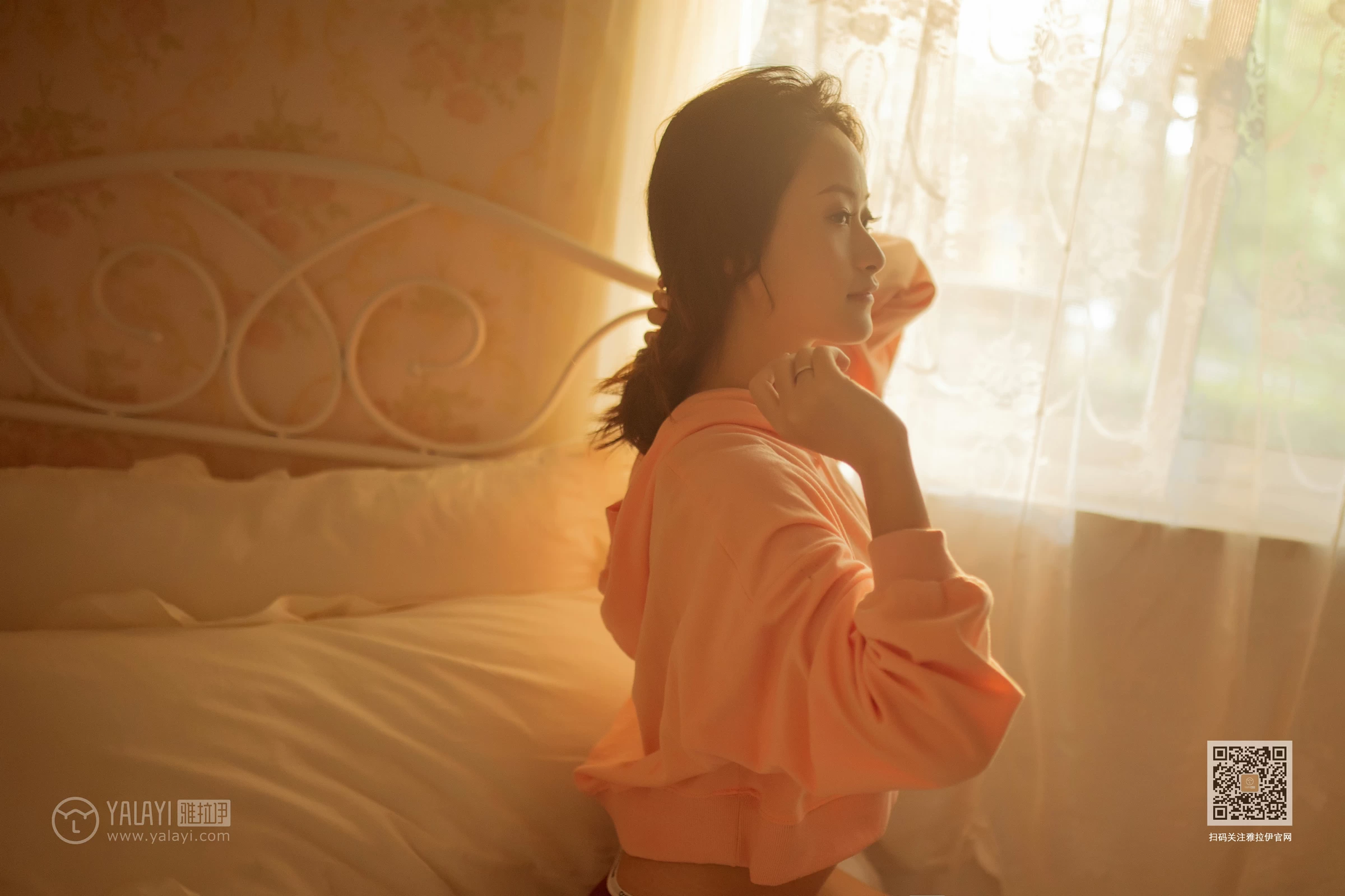 [YALAYI雅拉伊]NO.639 《慵懒小女人》 丁媛 红色卫衣居家性感私房写真集第2张