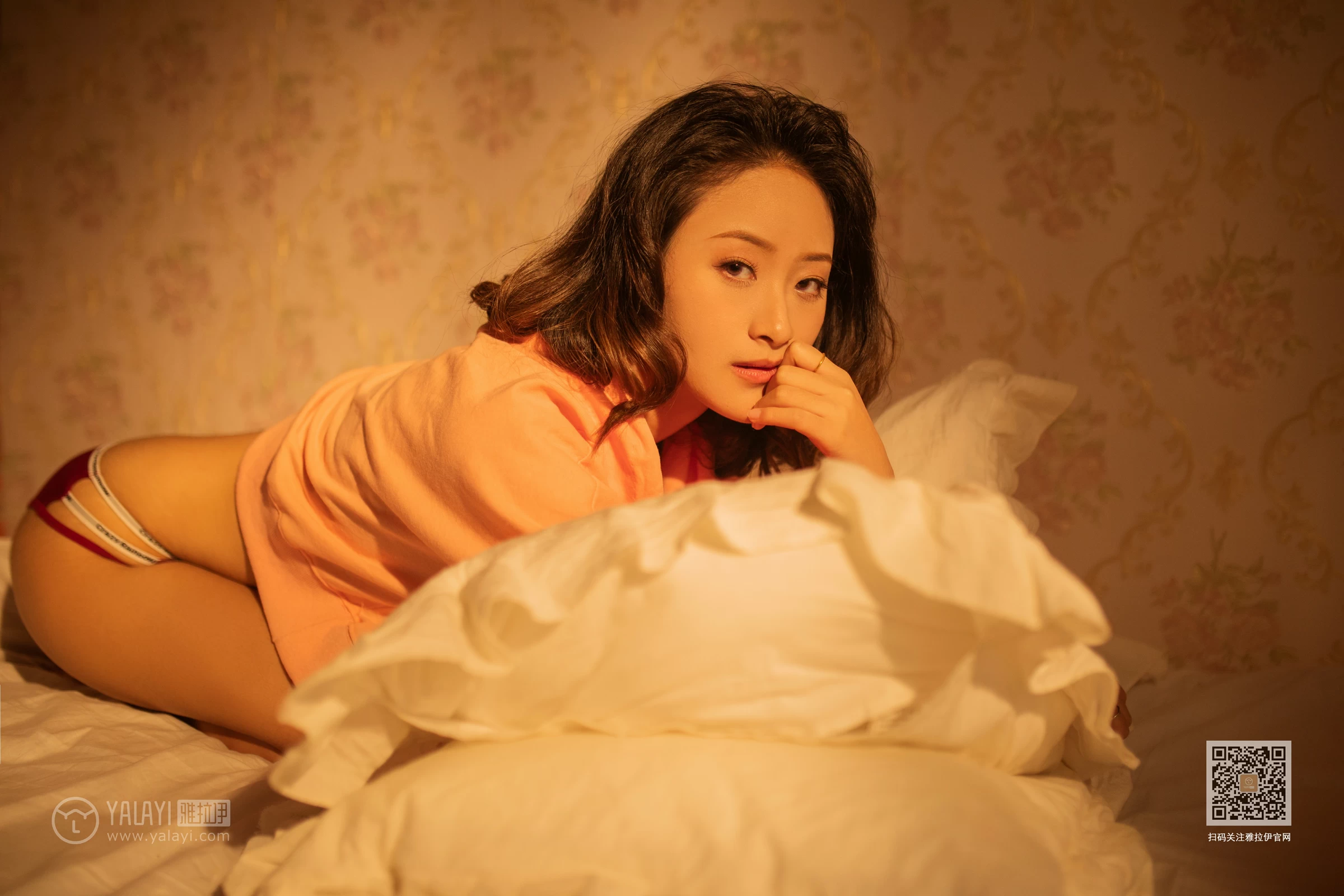 [YALAYI雅拉伊]NO.639 《慵懒小女人》 丁媛 红色卫衣居家性感私房写真集第11张