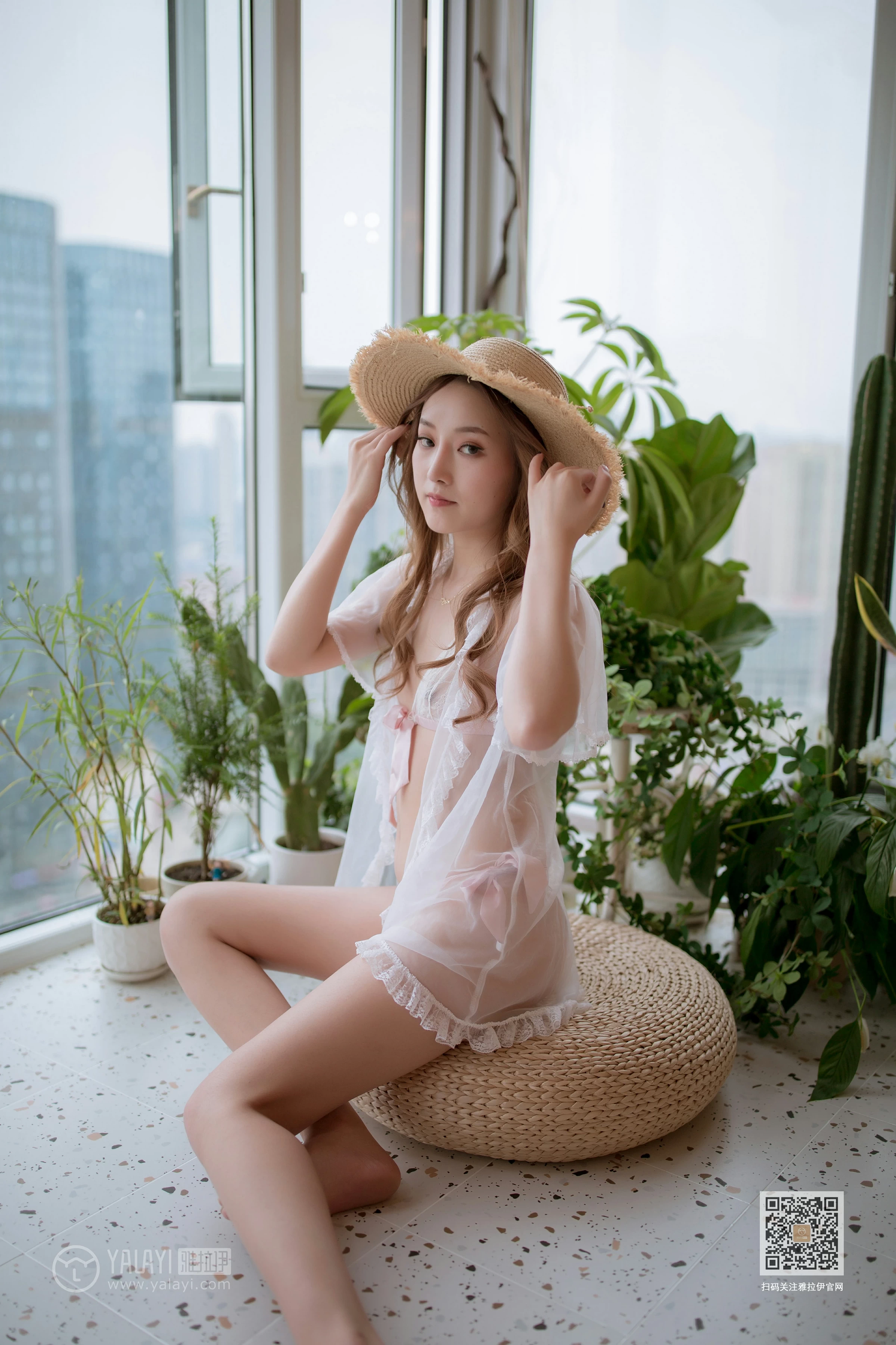 [YALAYI雅拉伊]NO.651 《从花园到闺房》 上官莹莹 白色透视睡衣加情趣内衣性感私房写真集第3张
