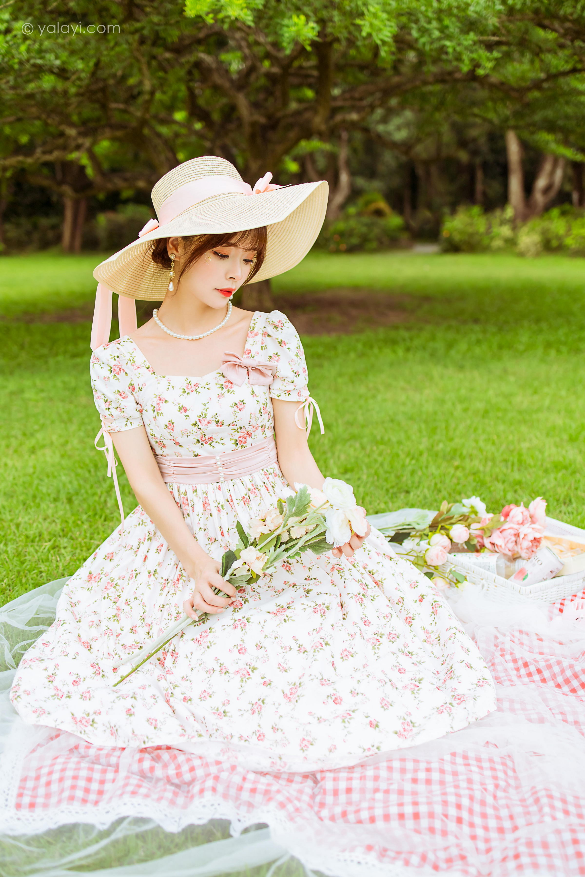 [YALAYI雅拉伊]2022.09.15 告白 程小蝶 白色复古连衣裙加白色绵袜清纯写真集第2张